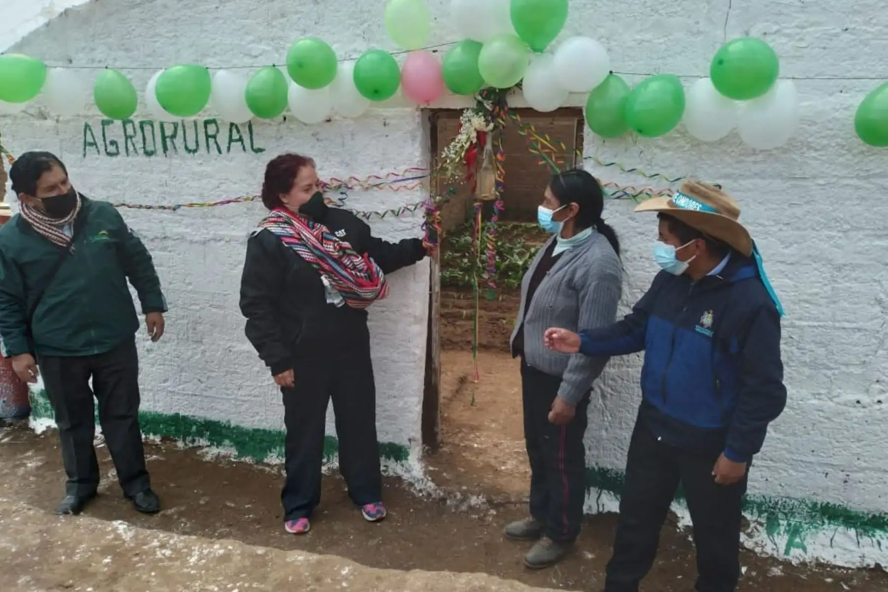 Funcionarios de Agro Rural colocan la primera primera piedra para la construcción 20 cobertizos a fin de proteger a un total de 17 000 cabezas de ganado en el distrito de Ondores. 
Foto: Midagri