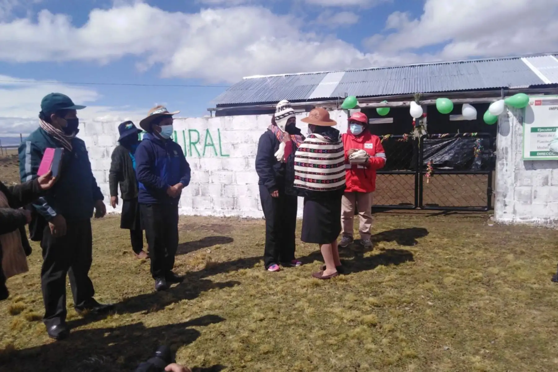 Agro Rural, unidad ejecutora del Ministerio de Desarrollo Agrario y Riego intensifica las acciones de aplicación de kits veterinarios y construcción de cobertizos para proteger a 112 600 mil cabezas de ganado en Junín. 
Foto: Midagri