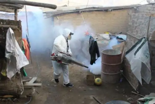Tras confirmarse los tres casos de dengue se desarrolló una jornada de fumigación con cinco equipos que envió la Red de Salud Pacífico Sur a los barrios de San Cristóbal y Solidex.