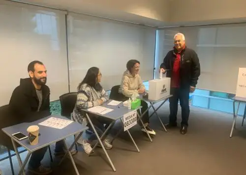 Peruanos votan en Nueva Zelanda en la segunda vuelta electoral.