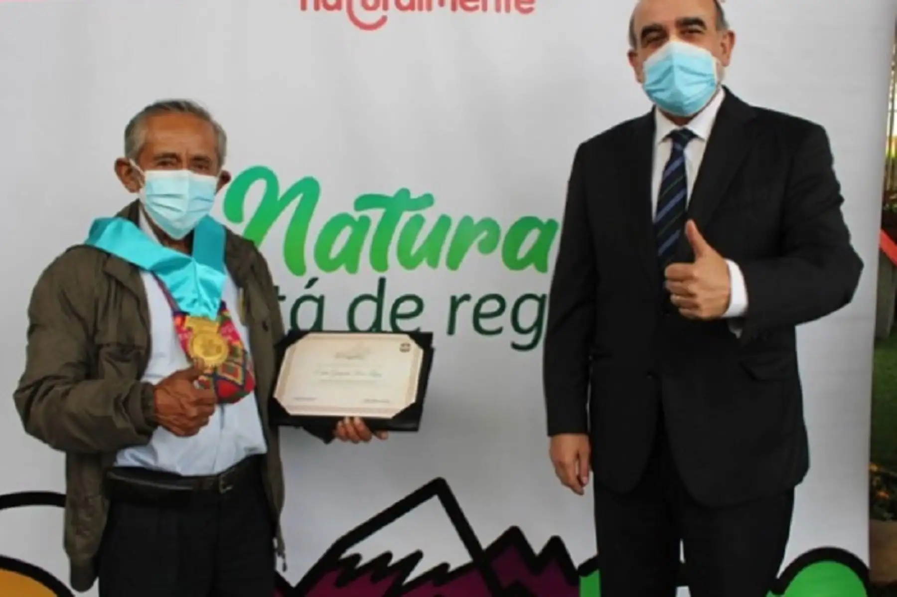 El Ministerio del Ambiente (Minam) condecoró al agricultor huarochirano Gregorio Ríos con la “Orden del Árbol de la Quina”, en su grado de Gestor de la Conservación, por su contribución a la conservación y uso sostenible de los recursos hídricos en el país.