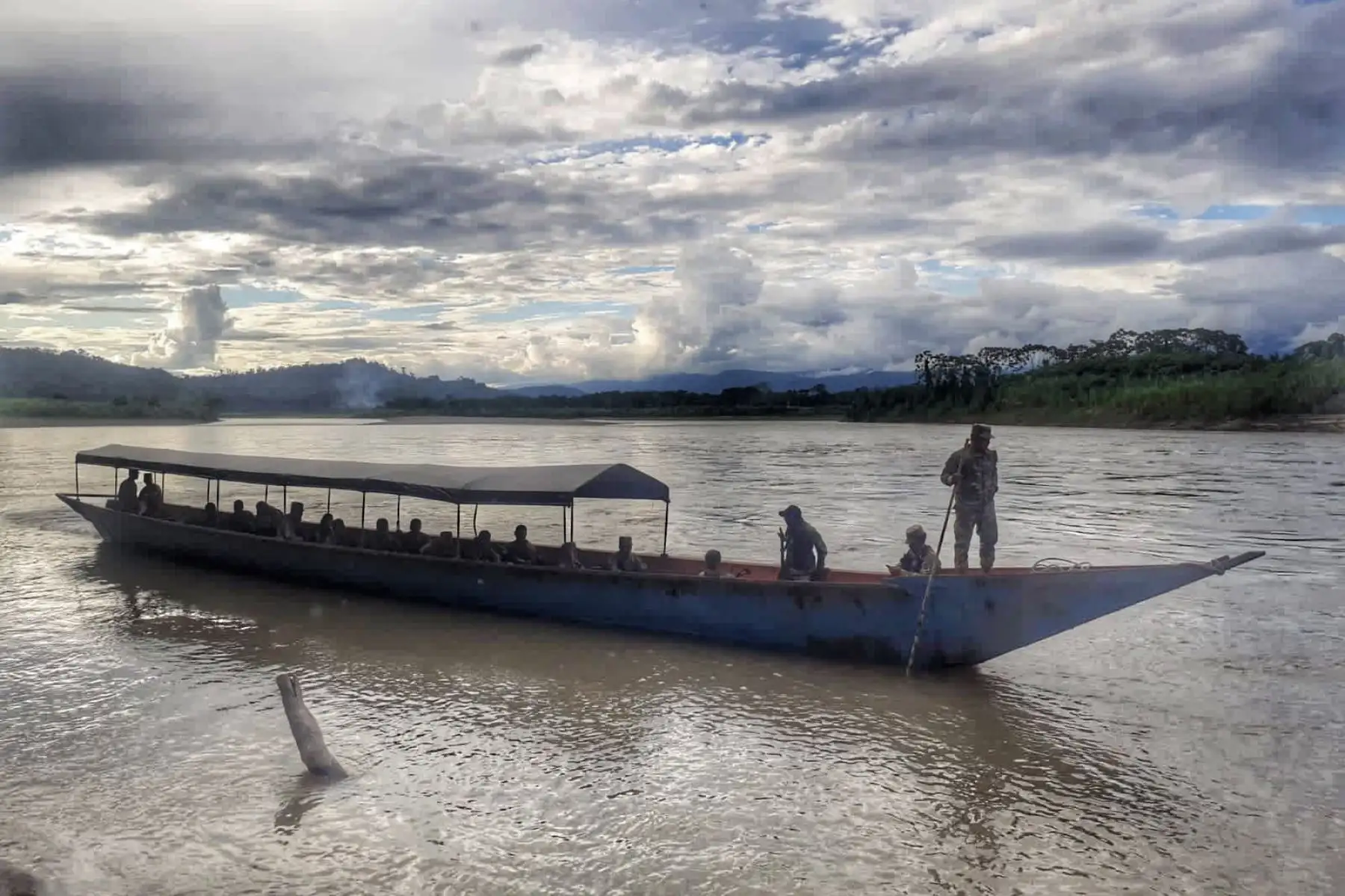 El personal militar de la BCT N° 79 del Comando Operacional del Centro, se dirigió vía fluvial hacia la localidad de Cutivireni, en el distrito de Río Tambo - Junín para desplazar el material electoral y garantizar la seguridad en el interior de los locales de votación.
Foto:ANDINA/CCFFAA_PERU