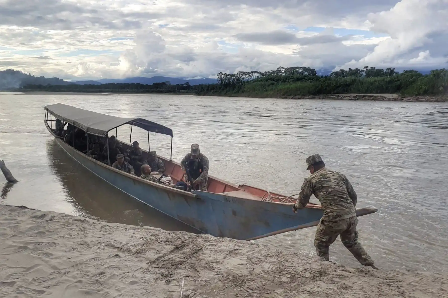 El personal militar de la BCT N° 79 del Comando Operacional del Centro, se dirigió vía fluvial hacia la localidad de Cutivireni, en el distrito de Río Tambo - Junín para desplazar el material electoral y garantizar la seguridad en el interior de los locales de votación.
Foto:ANDINA/CCFFAA_PERU