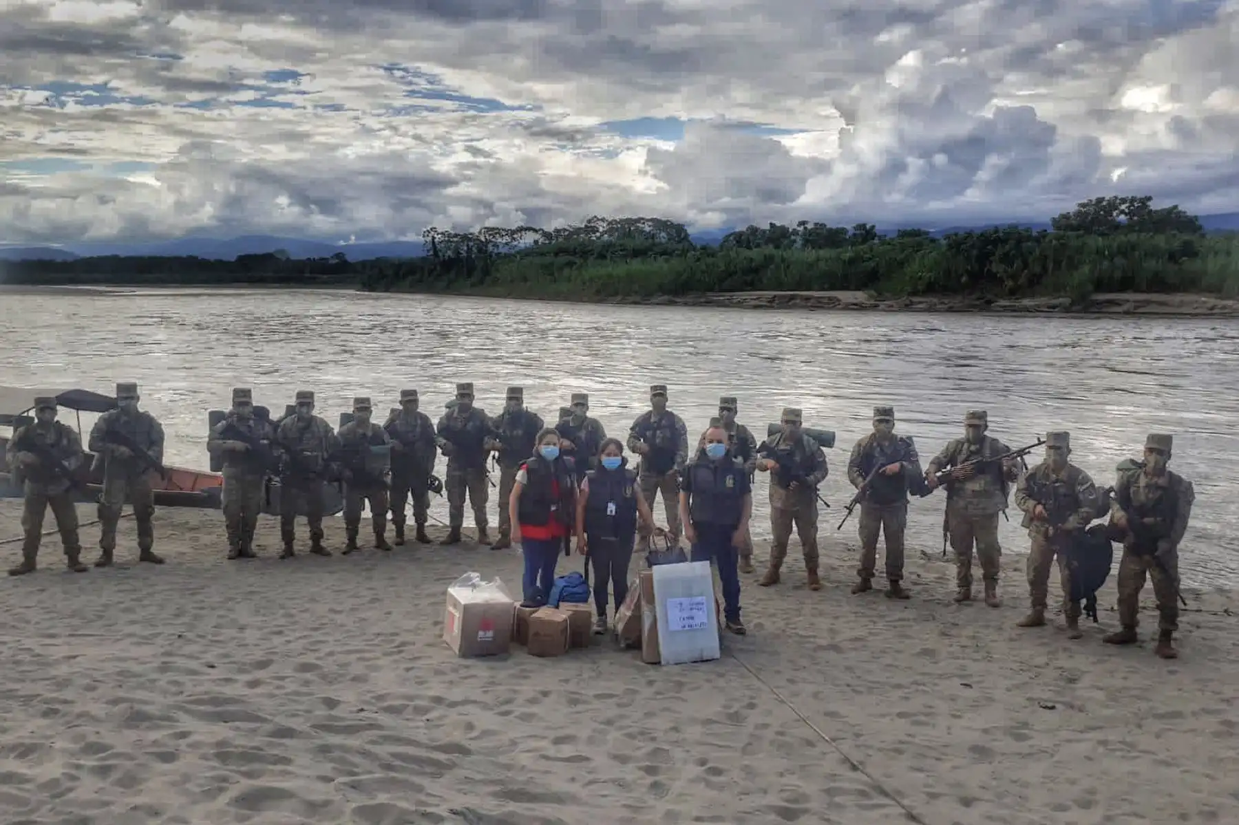 El personal militar de la BCT N° 79 del Comando Operacional del Centro, se dirigió vía fluvial hacia la localidad de Cutivireni, en el distrito de Río Tambo - Junín para desplazar el material electoral y garantizar la seguridad en el interior de los locales de votación.
Foto:ANDINA/CCFFAA_PERU