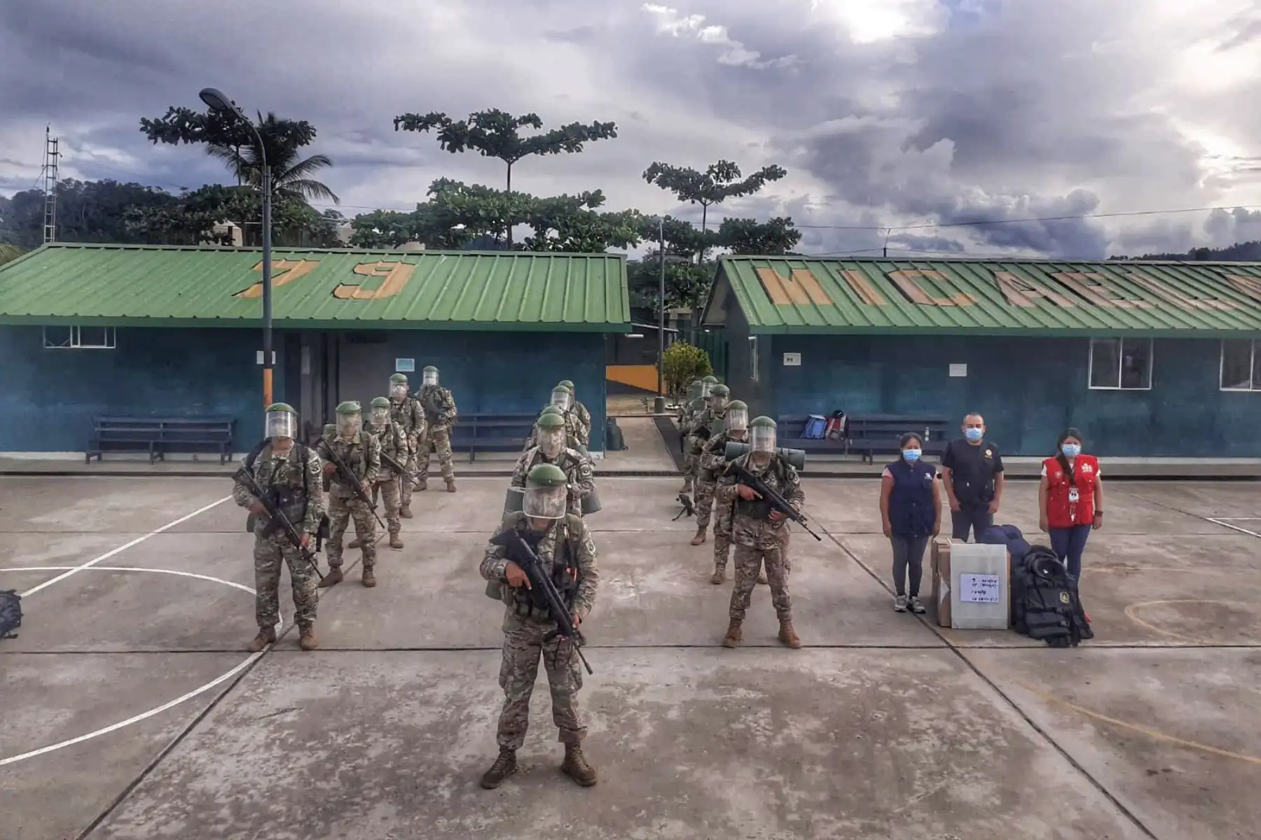 El personal militar de la BCT N° 79 del Comando Operacional del Centro, se dirigió vía fluvial hacia la localidad de Cutivireni, en el distrito de Río Tambo - Junín para desplazar el material electoral y garantizar la seguridad en el interior de los locales de votación.
Foto:ANDINA/CCFFAA_PERU