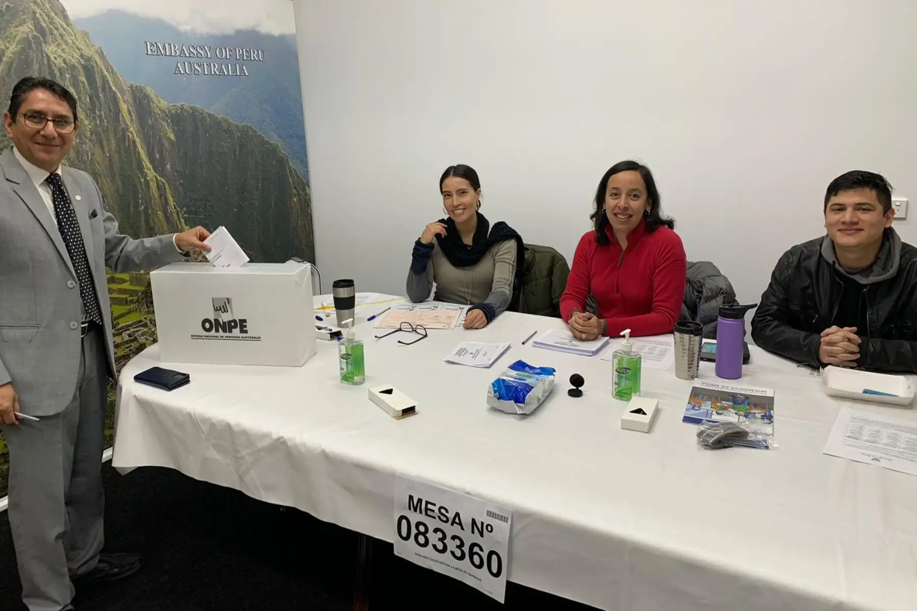 Connacionales residentes en Canberra y Sídney, Australia, ejercen su derecho a voto en la Segunda Elección Presidencial 2021.
Foto:ANDINA/CancilleriaPeru