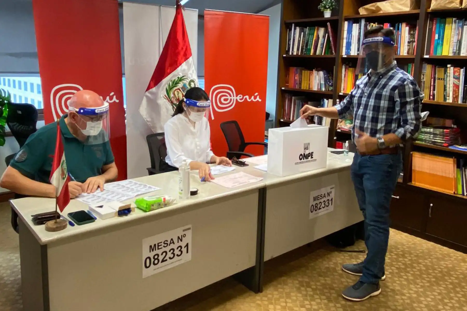 Compatriotas en Tailandia y Filipinas, ejercen su derecho a voto en la Segunda Elección Presidencial 2021.
Foto:ANDINA/CancilleriaPeru
