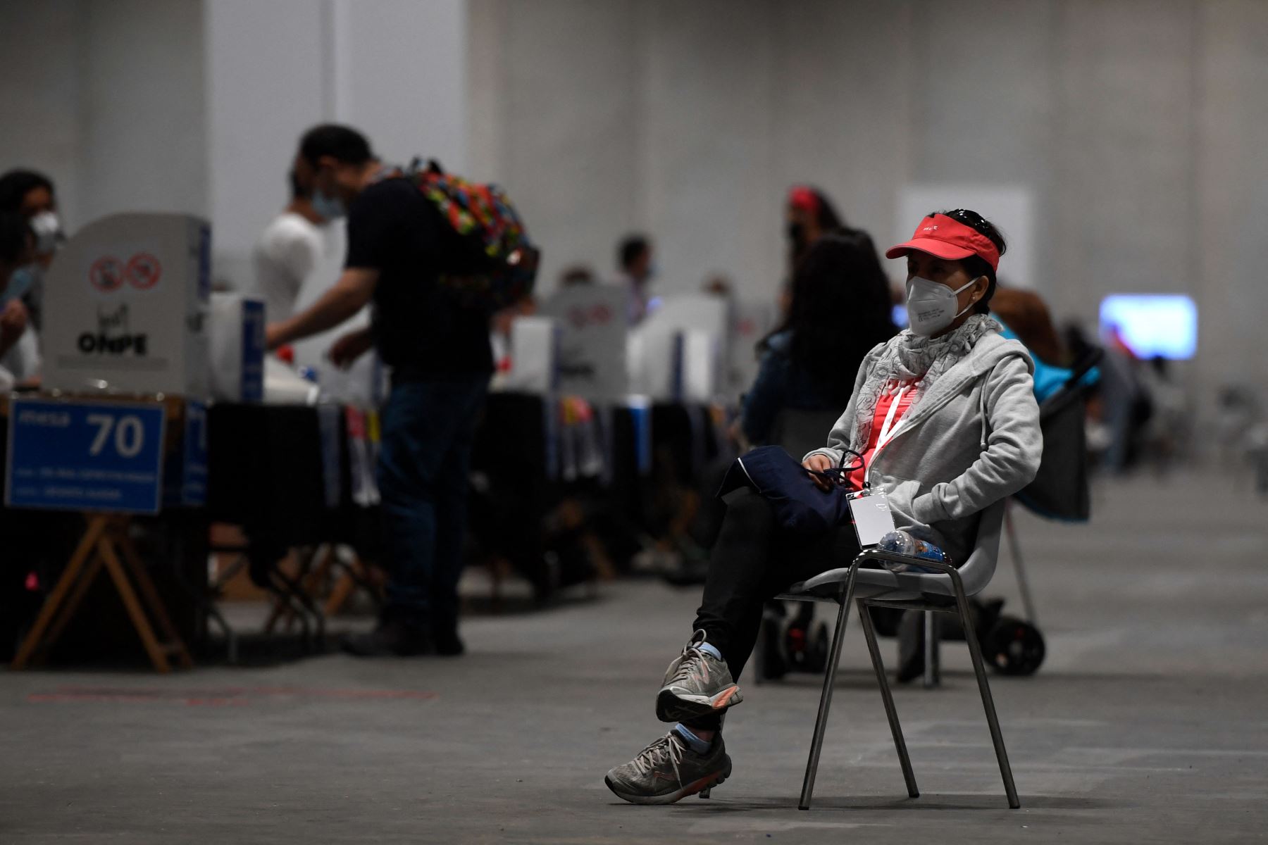 Una residente peruana espera para emitir su voto para la segunda vuelta de las elecciones presidenciales en una mesa de votación en el centro de congresos Ifema en Madrid.
Foto: AFP
