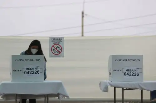 Considerando que los electores dispondrán de aproximadamente un minuto para marcar cinco columnas, expertos sugieren llegar al centro de votación con las decisiones tomadas. "Es importante saber de antemano por quién vamos a votar, ubicar en qué zona de la cédula se encuentra nuestro candidato o partido, y si decidimos usar el voto preferencial, conocer el número exacto del candidato al Congreso. No es momento para improvisar ni llenar casillas al azar, pues podríamos terminar votando por alguien que no que