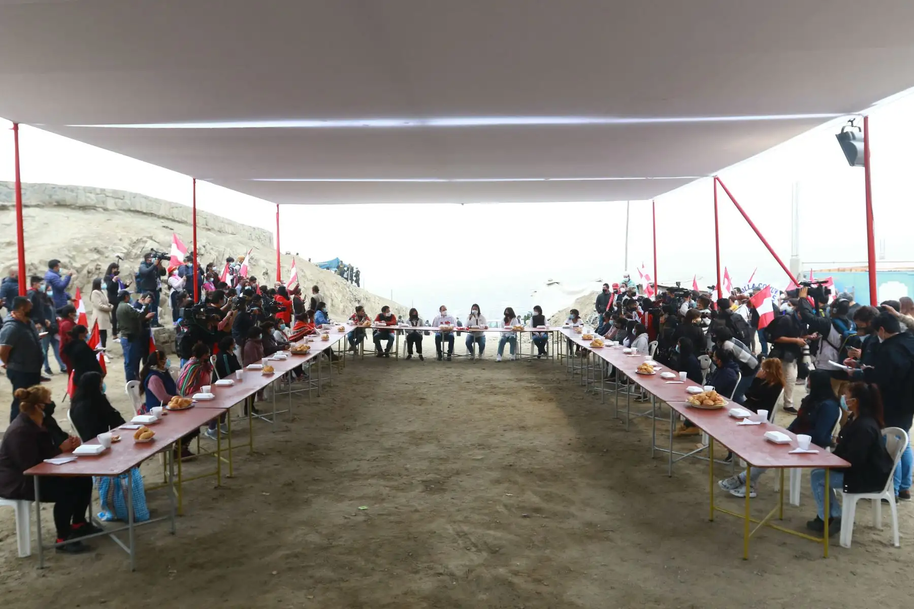 LIMA (PERÚ), 06/06/2021.- La  candidata presidencial de Fuerza  Popular,  Keiko Fujimori, empieza la jornda con el tradicional desayuno electoral en San Juan de Lurigancho. 
Foto: ANDINA/Jhonel Rodríguez Robles