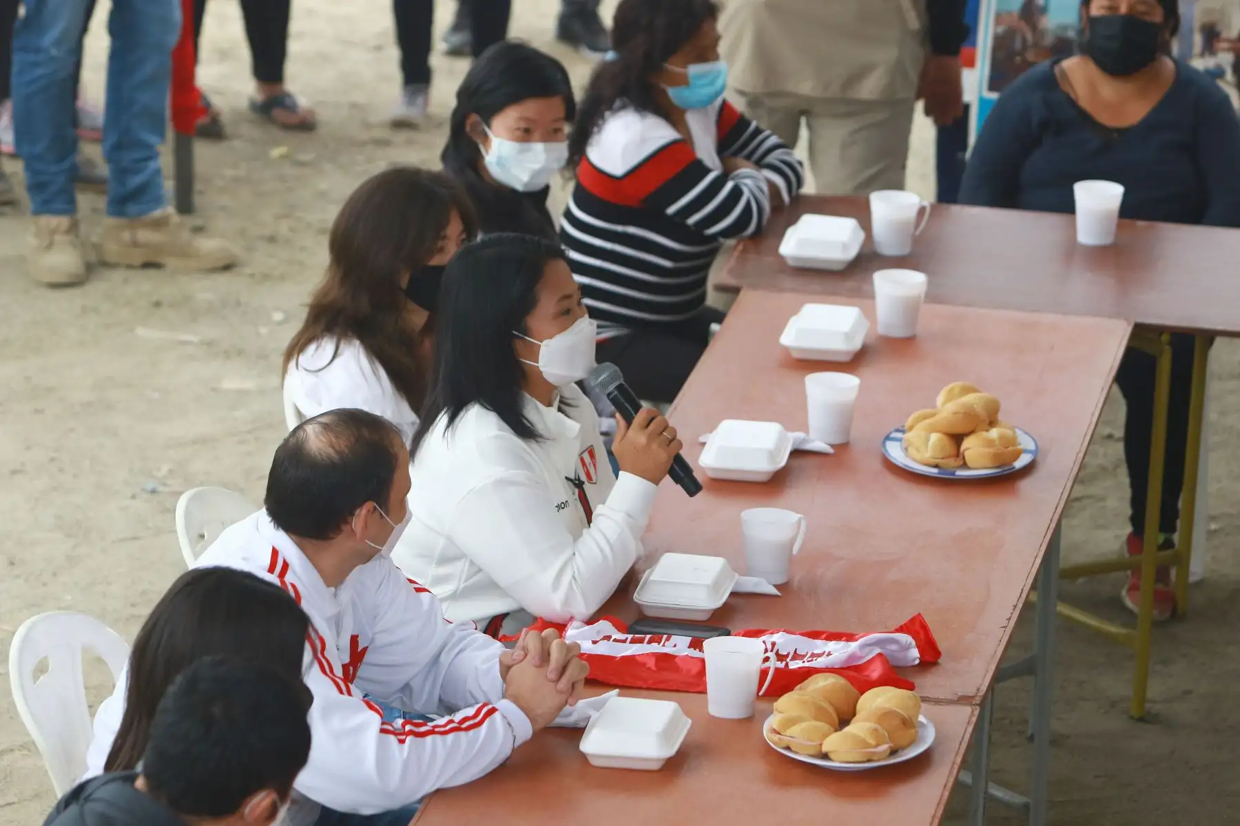 LIMA (PERÚ), 06/06/2021.- La  candidata presidencial de Fuerza  Popular,  Keiko Fujimori, empieza la jornada con el tradicional desayuno electoral en San Juan de Lurigancho. 
Foto: ANDINA/Jhonel Rodríguez Robles