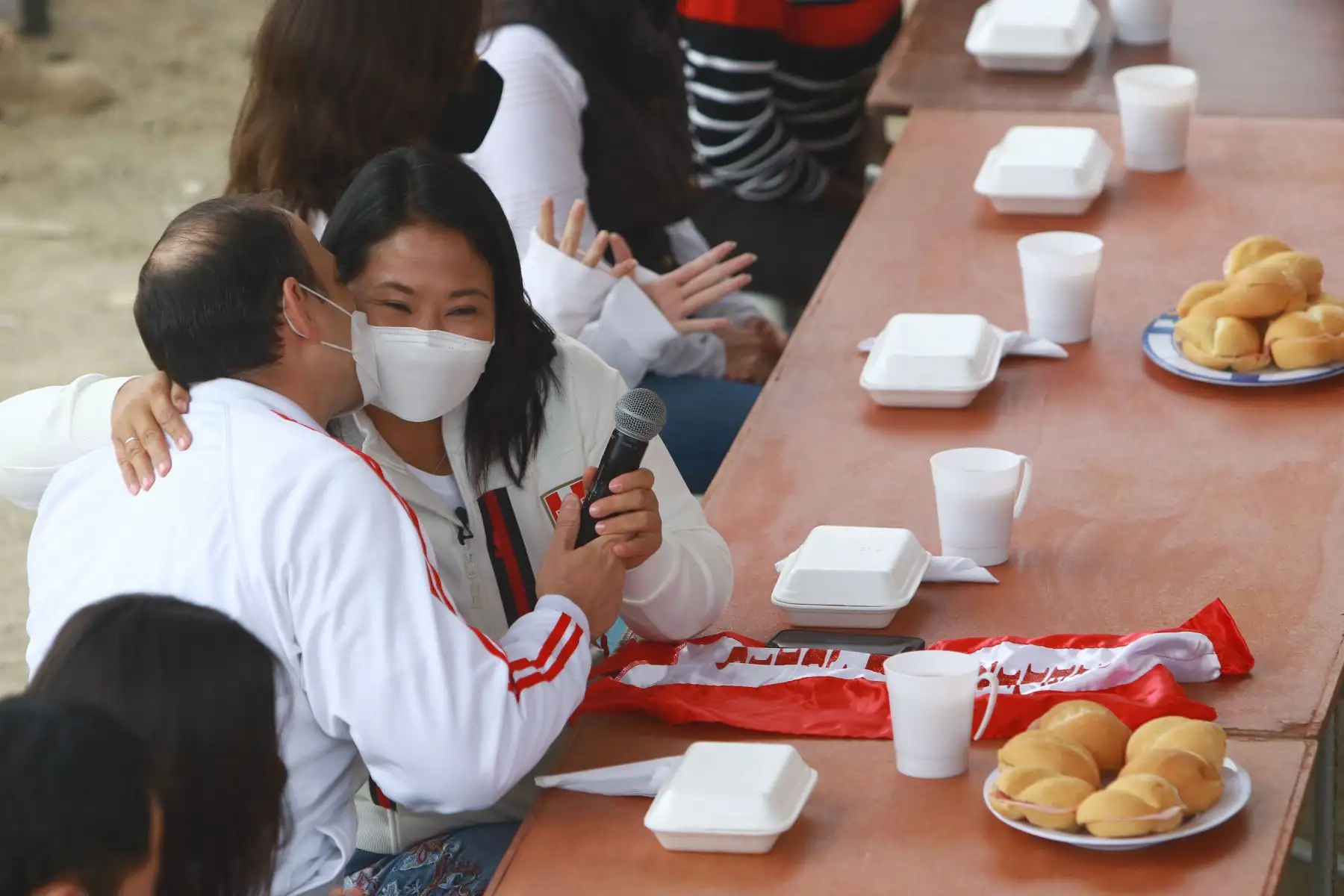LIMA (PERÚ), 06/06/2021.- La  candidata presidencial de Fuerza  Popular,  Keiko Fujimori, empieza la jornada con el tradicional desayuno electoral en San Juan de Lurigancho. 
Foto: ANDINA/Jhonel Rodríguez Robles