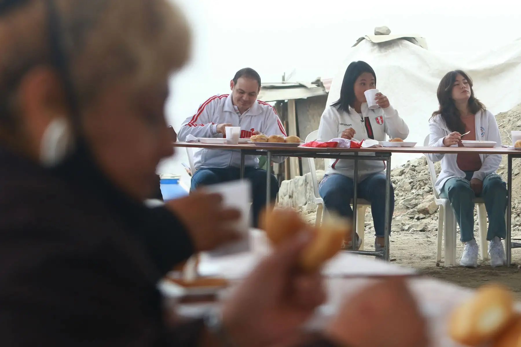 LIMA (PERÚ), 06/06/2021.- La  candidata presidencial de Fuerza  Popular,  Keiko Fujimori, empieza la jornada con el tradicional desayuno electoral en San Juan de Lurigancho. 
Foto: ANDINA/Jhonel Rodríguez Robles