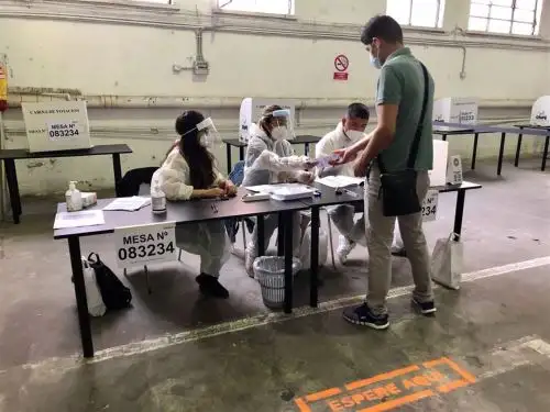Peruanos en Italia votan en la segunda vuelta de las presidenciales.