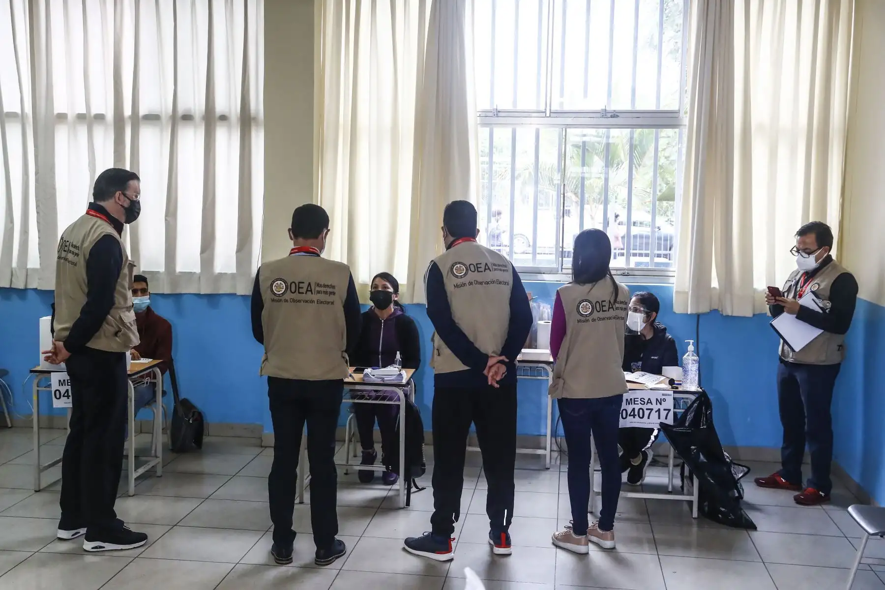 La Misión de Observación Electoral de la Organización de Estados Americanos (OEA) supervisa proceso de segunda vuelta electoral en el Colegio Emblemático Melitón Carvajal, en Lince. Foto: ANDINA/Renato Pajuelo