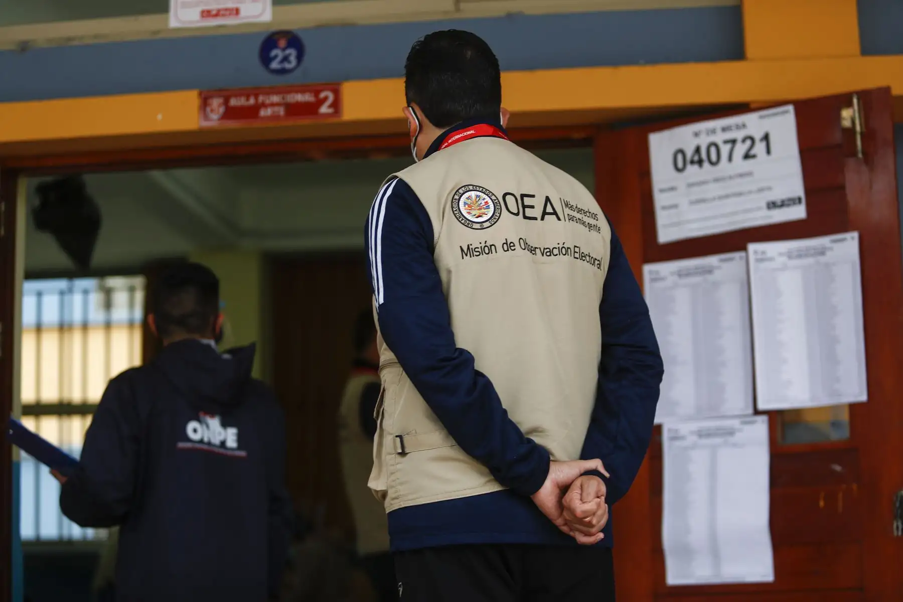 La Misión de Observación Electoral de la Organización de Estados Americanos (OEA) supervisa proceso de segunda vuelta electoral en el Colegio Emblemático Melitón Carvajal, en Lince. Foto: ANDINA/Renato Pajuelo