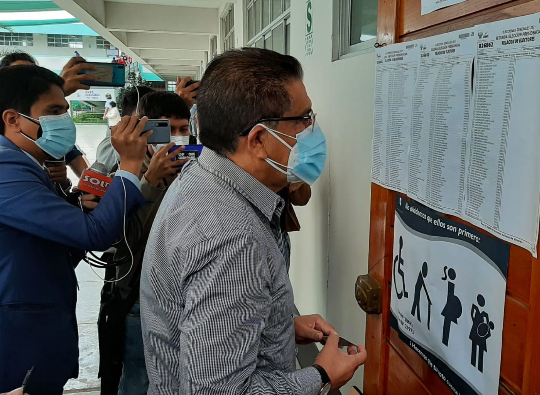 Gobernador de La Libertad, Manuel Llempén, emitió su voto en distrito de Víctor Larco, provincia de Trujillo. ANDINA/Difusión