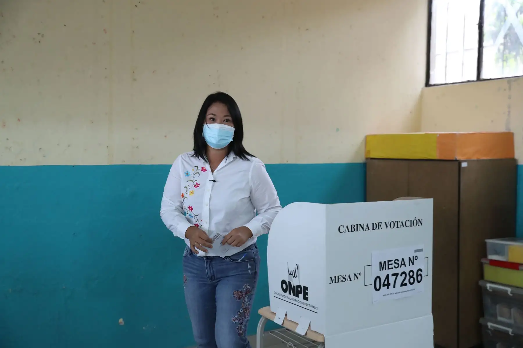 LIMA (PERÚ), 06/06/2021.- La  candidata presidencial de Fuerza  Popular,  Keiko Fujimori, emite su voto en la IE 7086 Los Precursores, en el distrito de Surco, durante la jornada de la segunda vuelta electoral. 
Foto: ANDINA/Carla Patiño