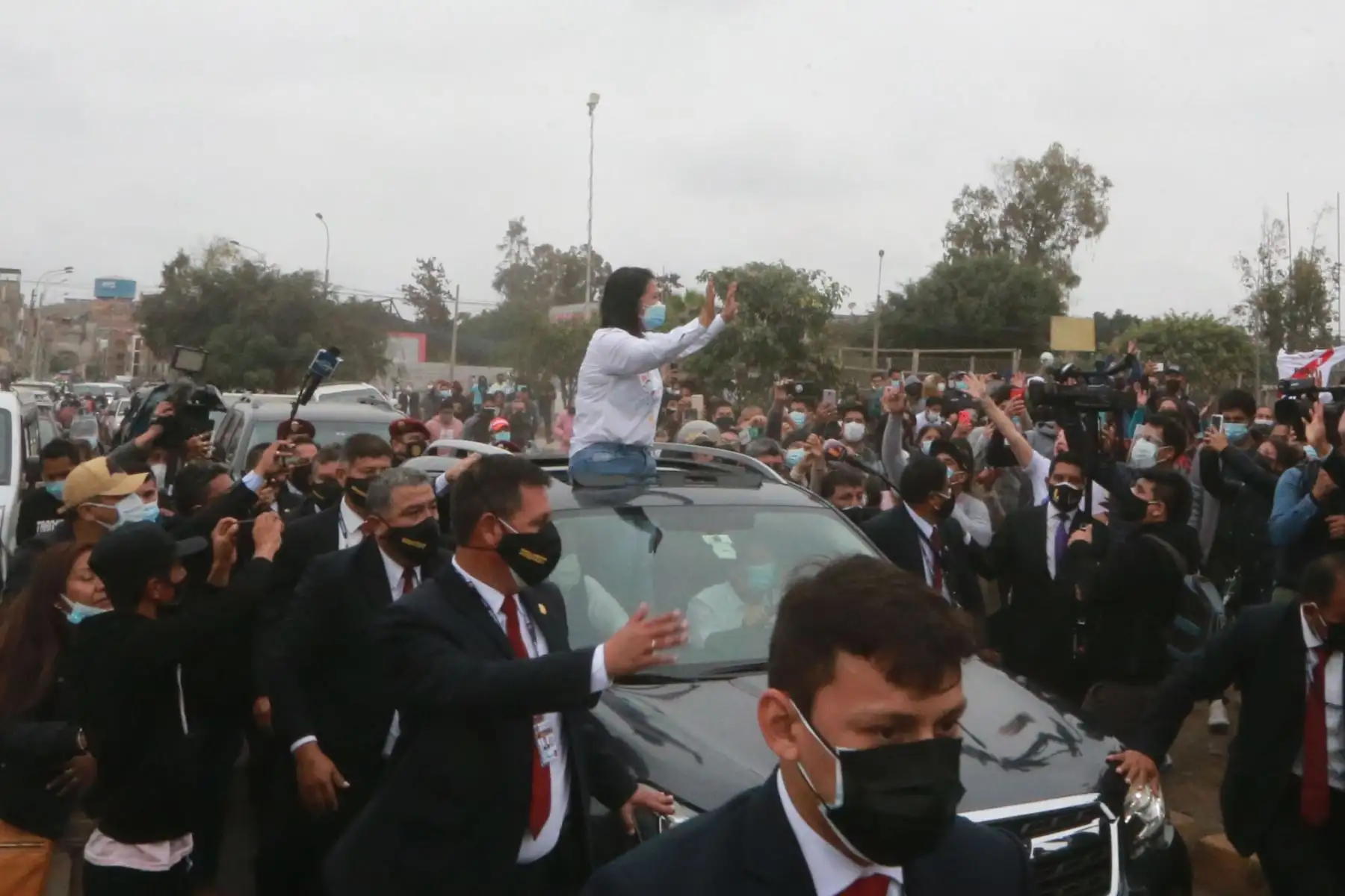 LIMA (PERÚ), 06/06/2021.- La  candidata presidencial de Fuerza  Popular,  Keiko Fujimori, a su salida de la  IE 7086 Los Precursores, tras emitir su voto en el distrito de Surco, durante la jornada de la segunda vuelta electoral. 
Foto: ANDINA/Jhony Laurente