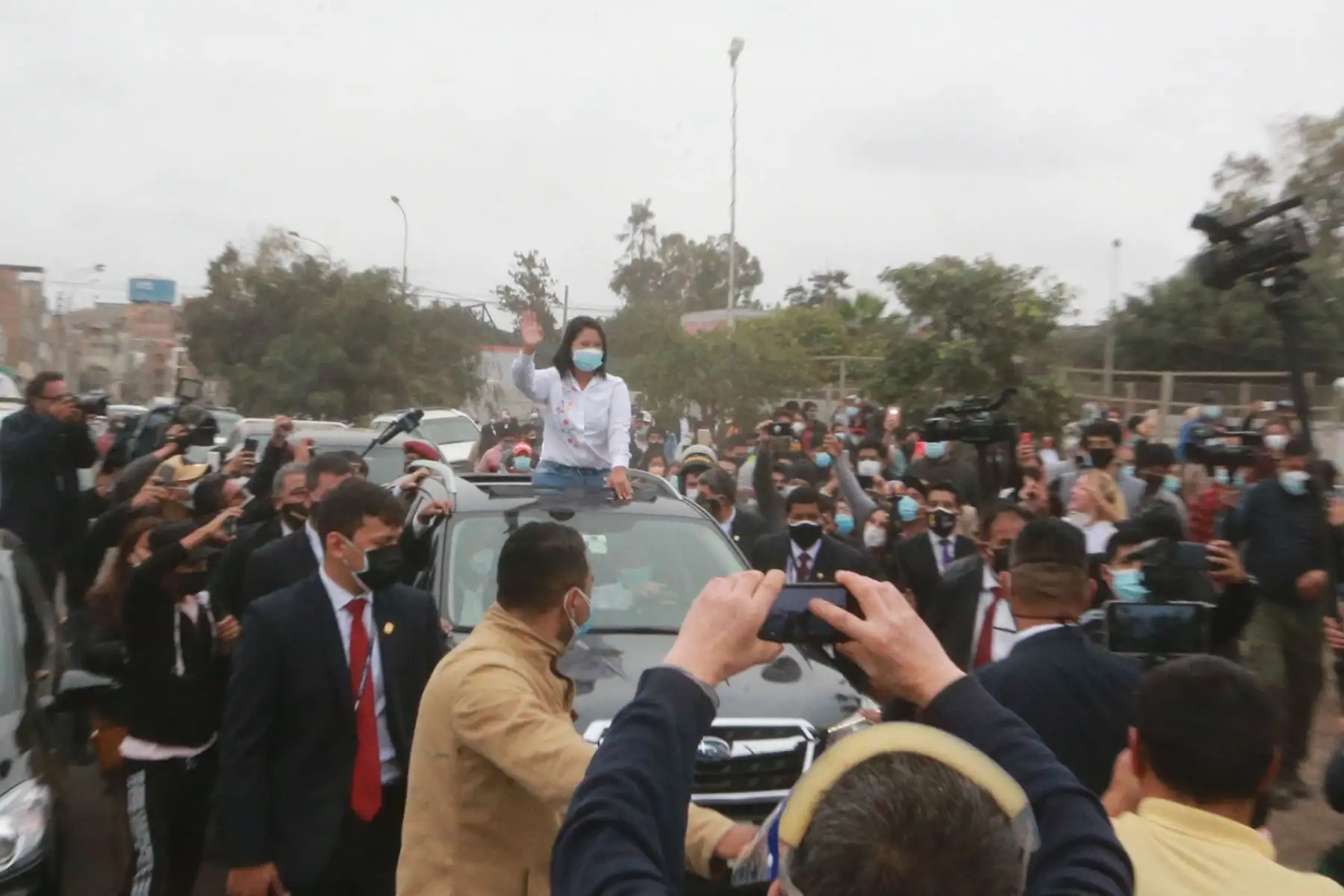 LIMA (PERÚ), 06/06/2021.- La  candidata presidencial de Fuerza  Popular,  Keiko Fujimori, a su salida de la  IE 7086 Los Precursores, tras emitir su voto en el distrito de Surco, durante la jornada de la segunda vuelta electoral. 
Foto: ANDINA/Jhony Laurente