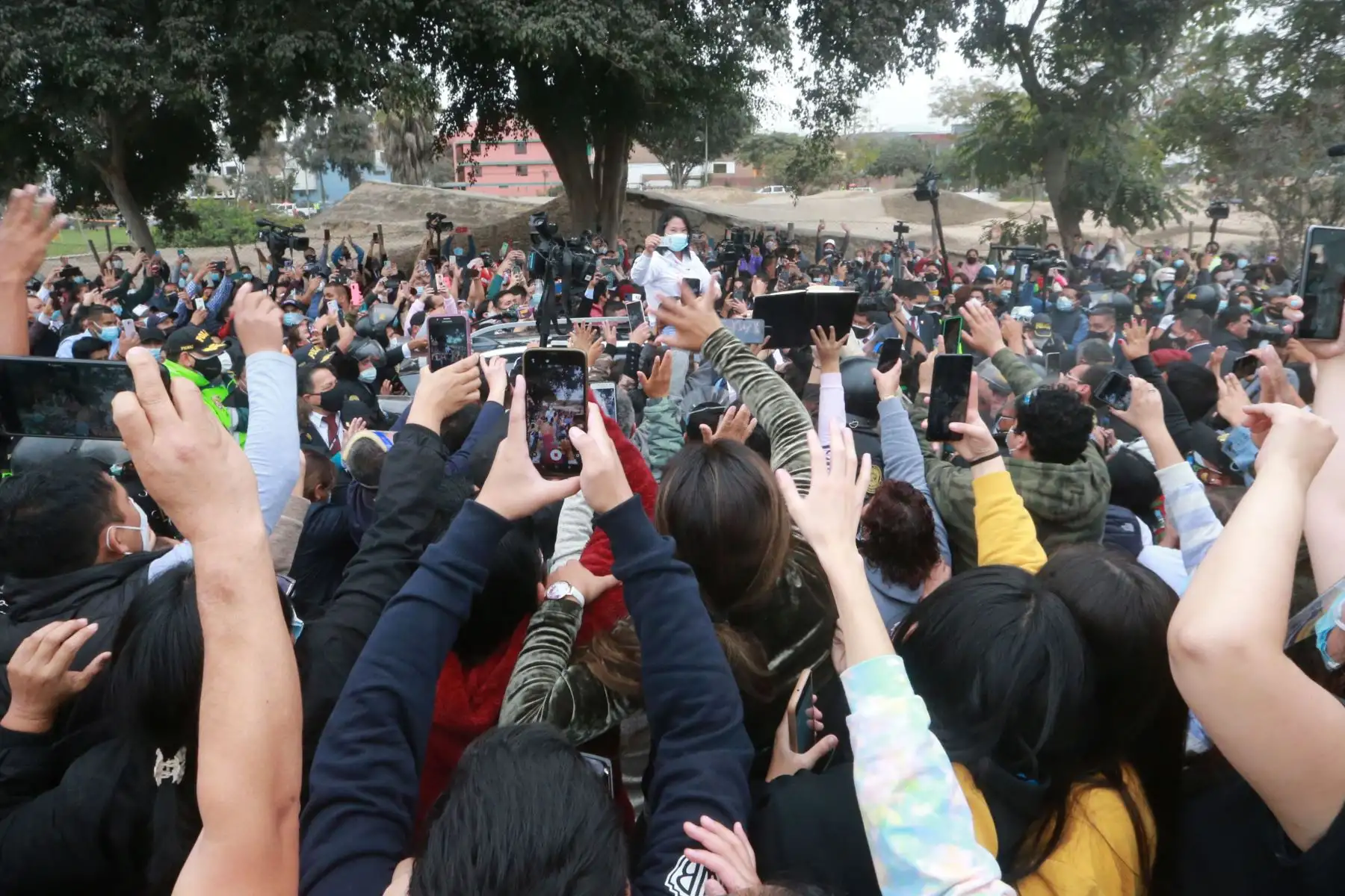 LIMA (PERÚ), 06/06/2021.- La  candidata presidencial de Fuerza  Popular,  Keiko Fujimori, a su salida de la  IE 7086 Los Precursores, tras emitir su voto en el distrito de Surco, durante la jornada de la segunda vuelta electoral. 
Foto: ANDINA/Jhony Laurente