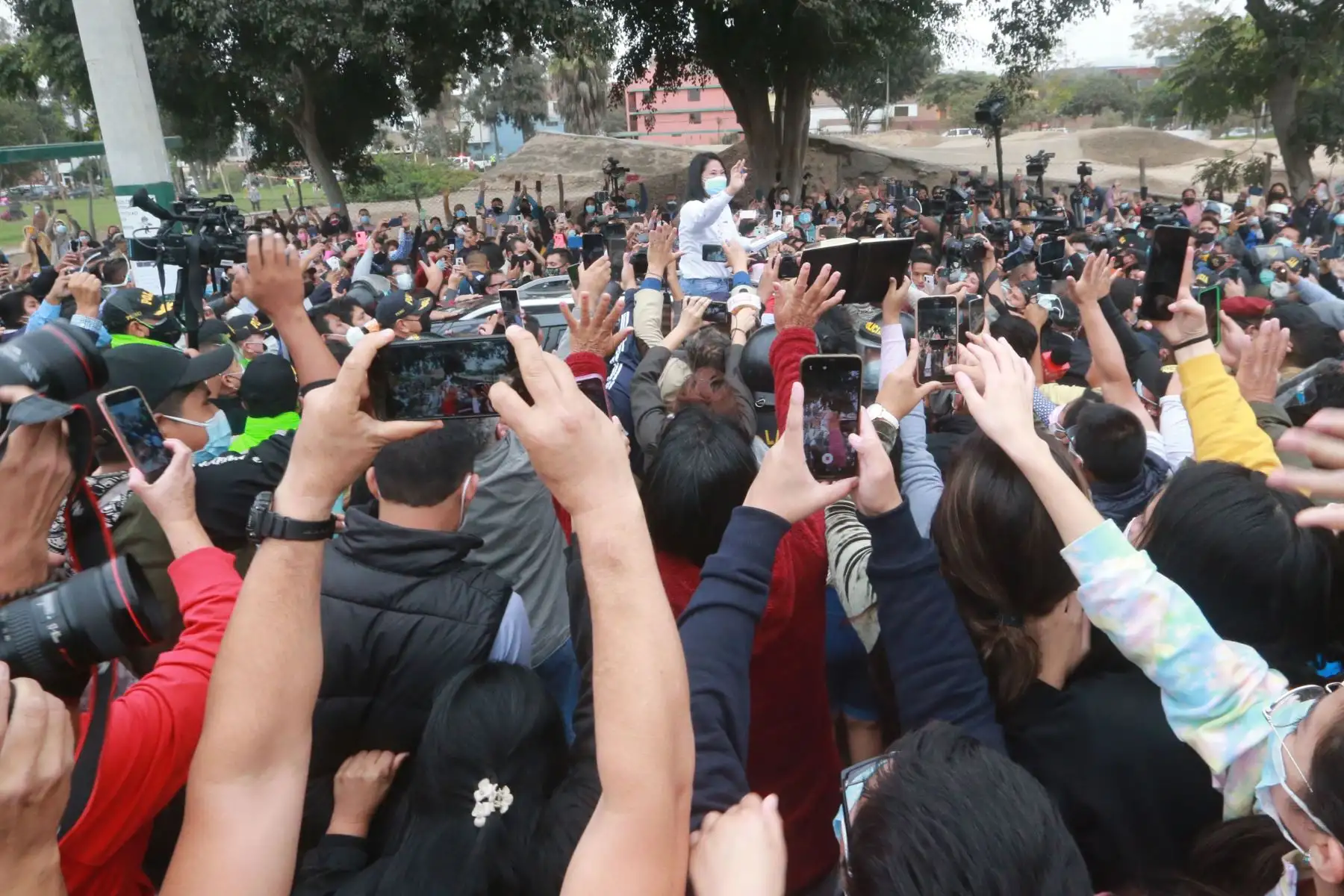 LIMA (PERÚ), 06/06/2021.- La  candidata presidencial de Fuerza  Popular,  Keiko Fujimori, a su salida de la  IE 7086 Los Precursores, tras emitir su voto en el distrito de Surco, durante la jornada de la segunda vuelta electoral. 
Foto: ANDINA/Jhony Laurente
