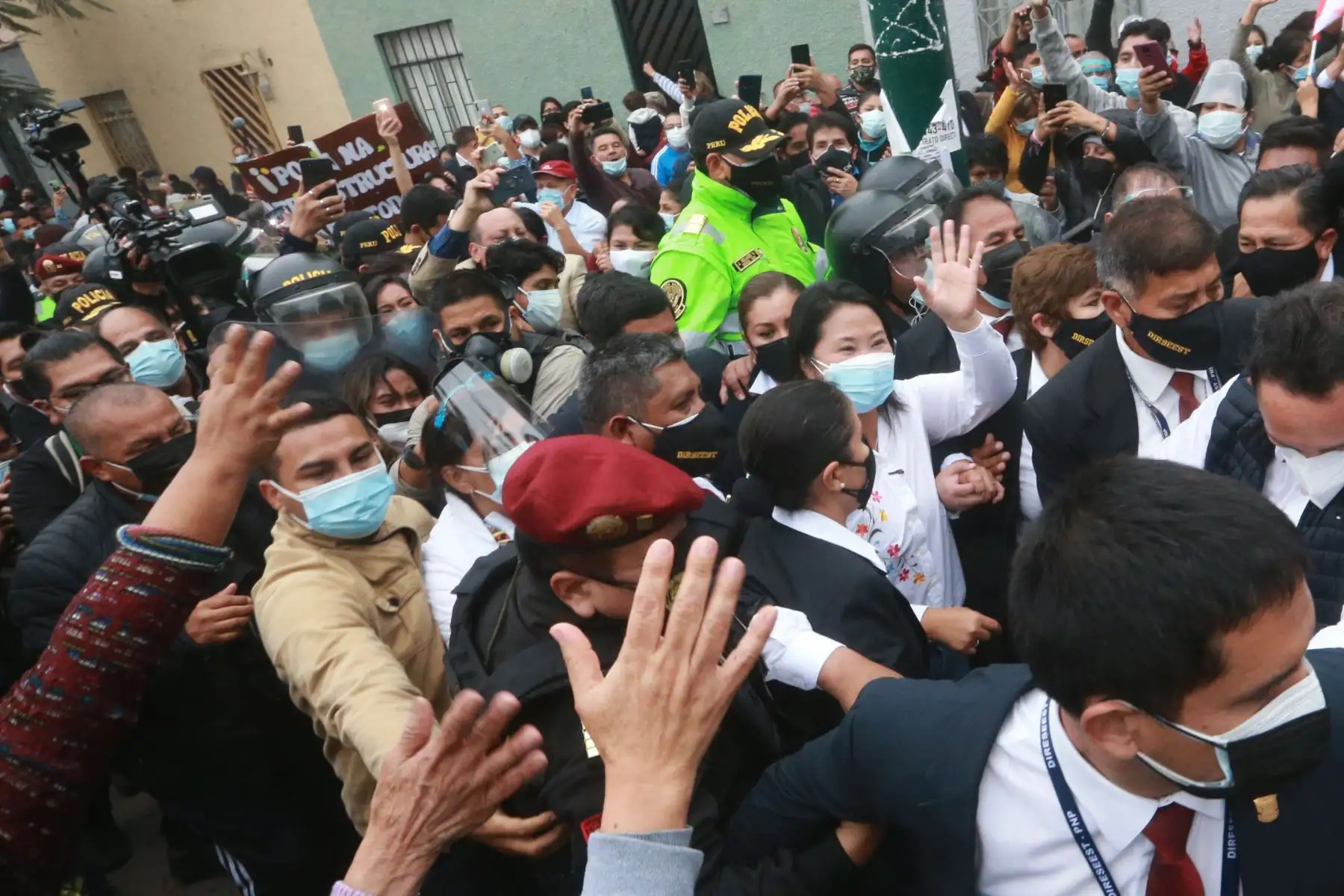 LIMA (PERÚ), 06/06/2021.- La  candidata presidencial de Fuerza  Popular,  Keiko Fujimori, a su salida de la  IE 7086 Los Precursores, tras emitir su voto en el distrito de Surco, durante la jornada de la segunda vuelta electoral. 
Foto: ANDINA/Jhony Laurente