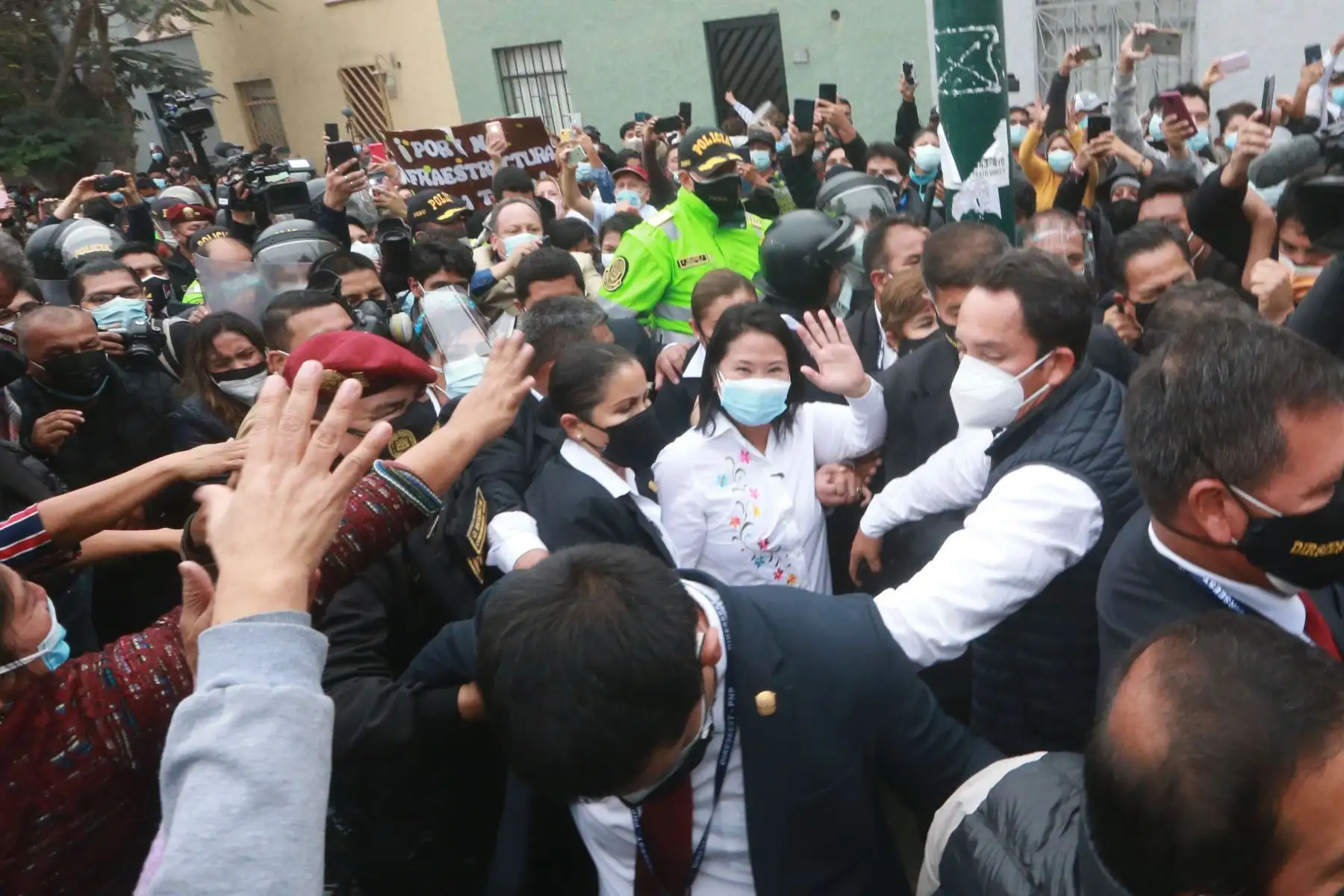 LIMA (PERÚ), 06/06/2021.- La  candidata presidencial de Fuerza  Popular,  Keiko Fujimori, a su salida de la  IE 7086 Los Precursores, tras emitir su voto en el distrito de Surco, durante la jornada de la segunda vuelta electoral. 
Foto: ANDINA/Jhony Laurente