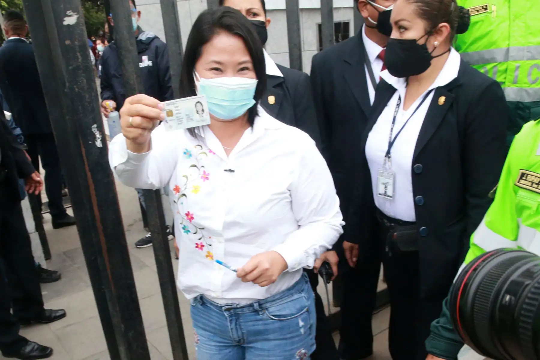LIMA (PERÚ), 06/06/2021.- La  candidata presidencial de Fuerza  Popular,  Keiko Fujimori, a su salida de la  IE 7086 Los Precursores, tras emitir su voto en el distrito de Surco, durante la jornada de la segunda vuelta electoral. 
Foto: ANDINA/Jhony Laurente