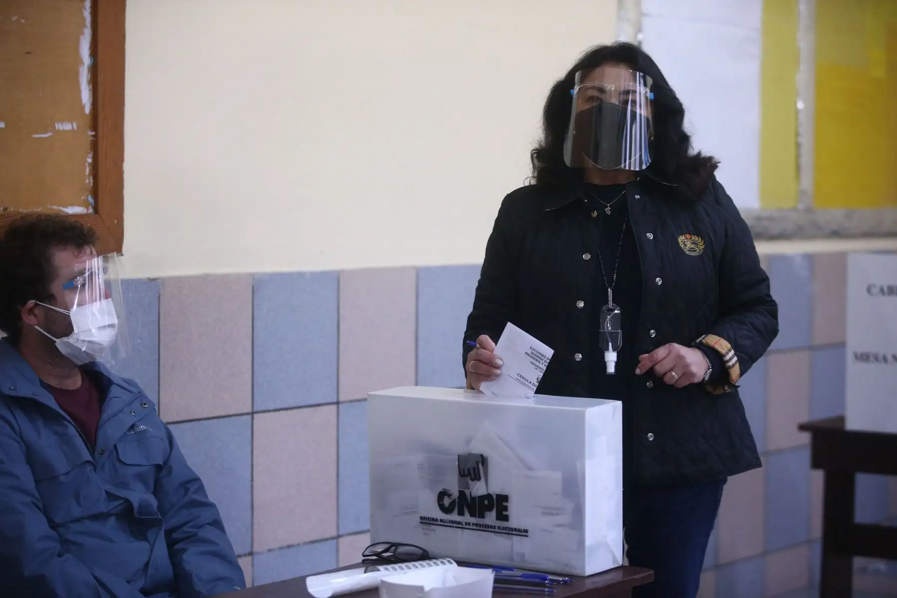 LIMA (PERÚ), 06/06/2021.- La Presidenta del Consejo de Ministros, Violeta Bermúdez ,  emite su voto en el colegio Especial Llona, en el distrito de Miraflores, durante la jornada de la Segunda vuelta electoral. 
Foto: ANDINA/Vidal Tarqui

Foto: ANDINA/Vidal Tarqui