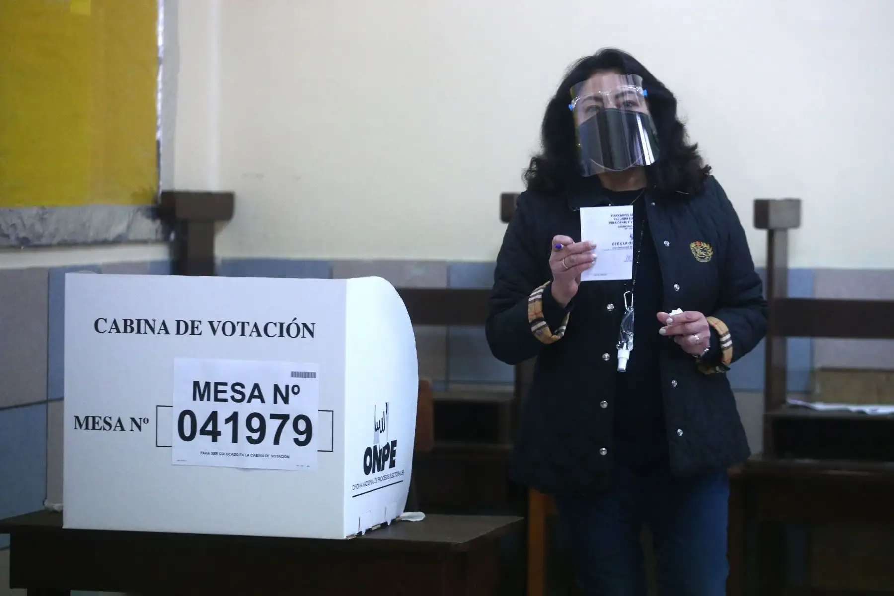 LIMA (PERÚ), 06/06/2021.- La Presidenta del Consejo de Ministros, Violeta Bermúdez ,  emite su voto en el colegio Especial Llona, en el distrito de Miraflores, durante la jornada de la Segunda vuelta electoral. 
Foto: ANDINA/Vidal Tarqui