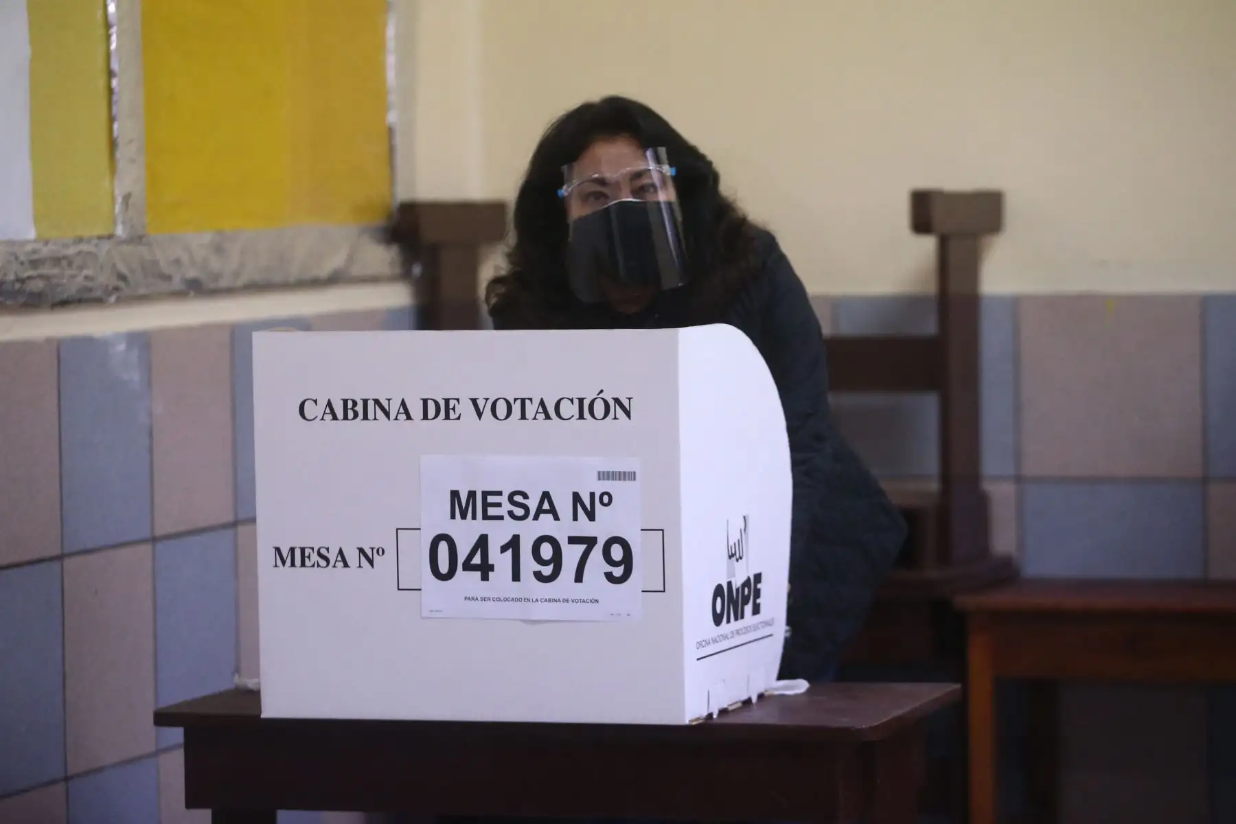 LIMA (PERÚ), 06/06/2021.- La Presidenta del Consejo de Ministros, Violeta Bermúdez ,  emite su voto en el colegio Especial Llona, en el distrito de Miraflores, durante la jornada de la Segunda vuelta electoral. 
Foto: ANDINA/Vidal Tarqui