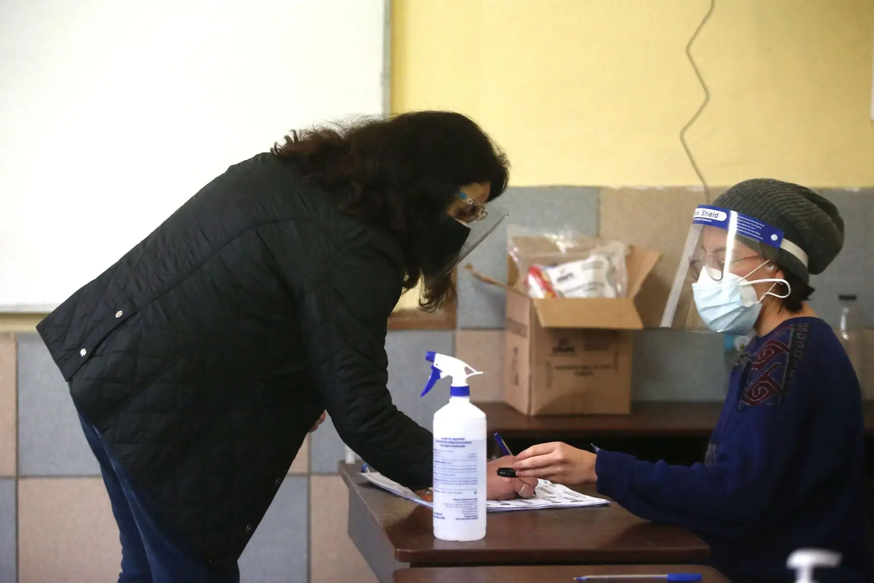 LIMA (PERÚ), 06/06/2021.- La Presidenta del Consejo de Ministros, Violeta Bermúdez ,  emite su voto en el colegio Especial Llona, en el distrito de Miraflores, durante la jornada de la Segunda vuelta electoral. 
Foto: ANDINA/Vidal Tarqui