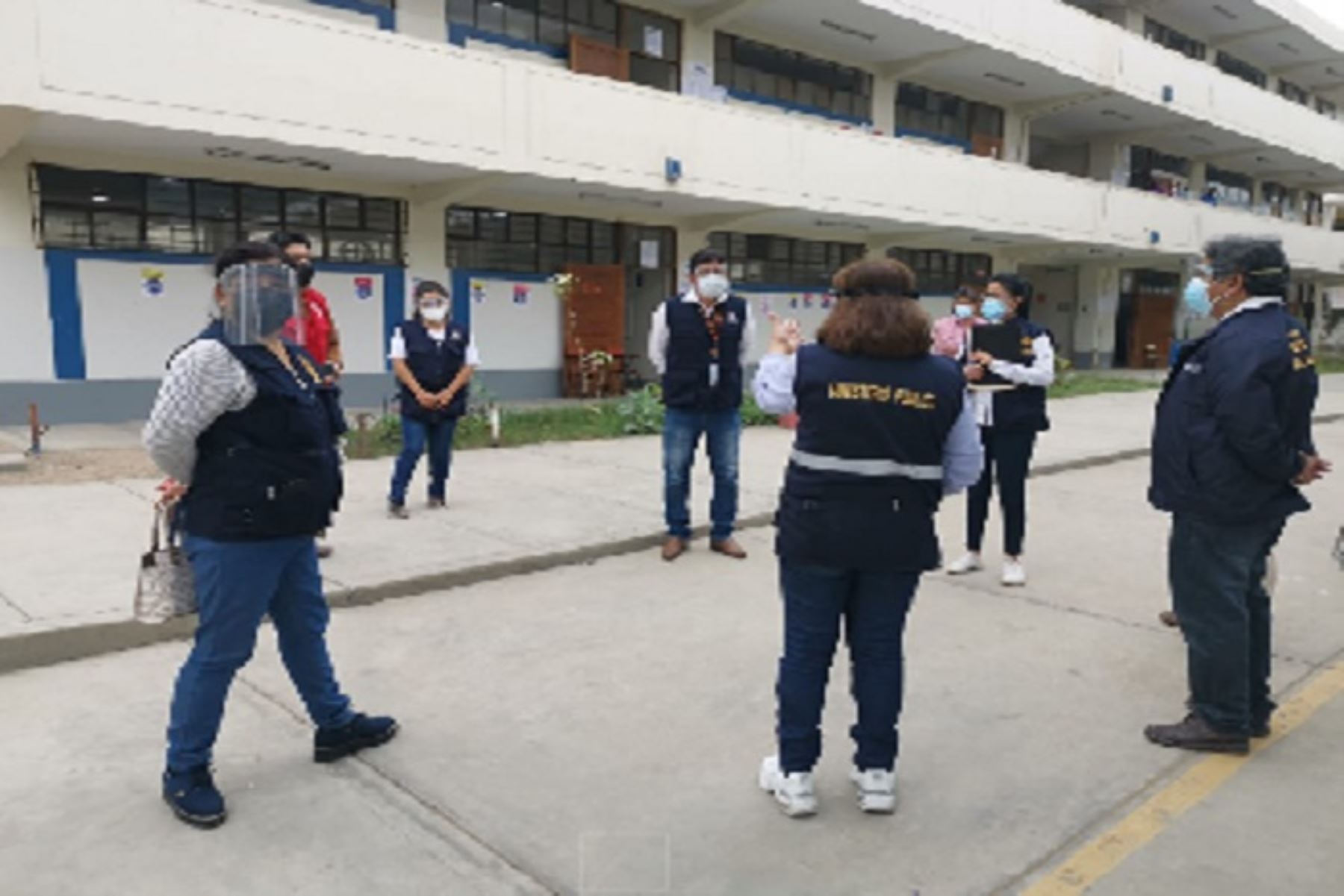 Los fiscales supervisan los locales de votación para verificar si cumplen con las medidas de seguridad y actuar en caso de que se registren actos contra la voluntad popular como violencia o amenaza contra autoridades electorales, perturbación de la tranquilidad pública, discriminación, violación de las medidas sanitarias, incumplimiento de la ley seca, entre otros.