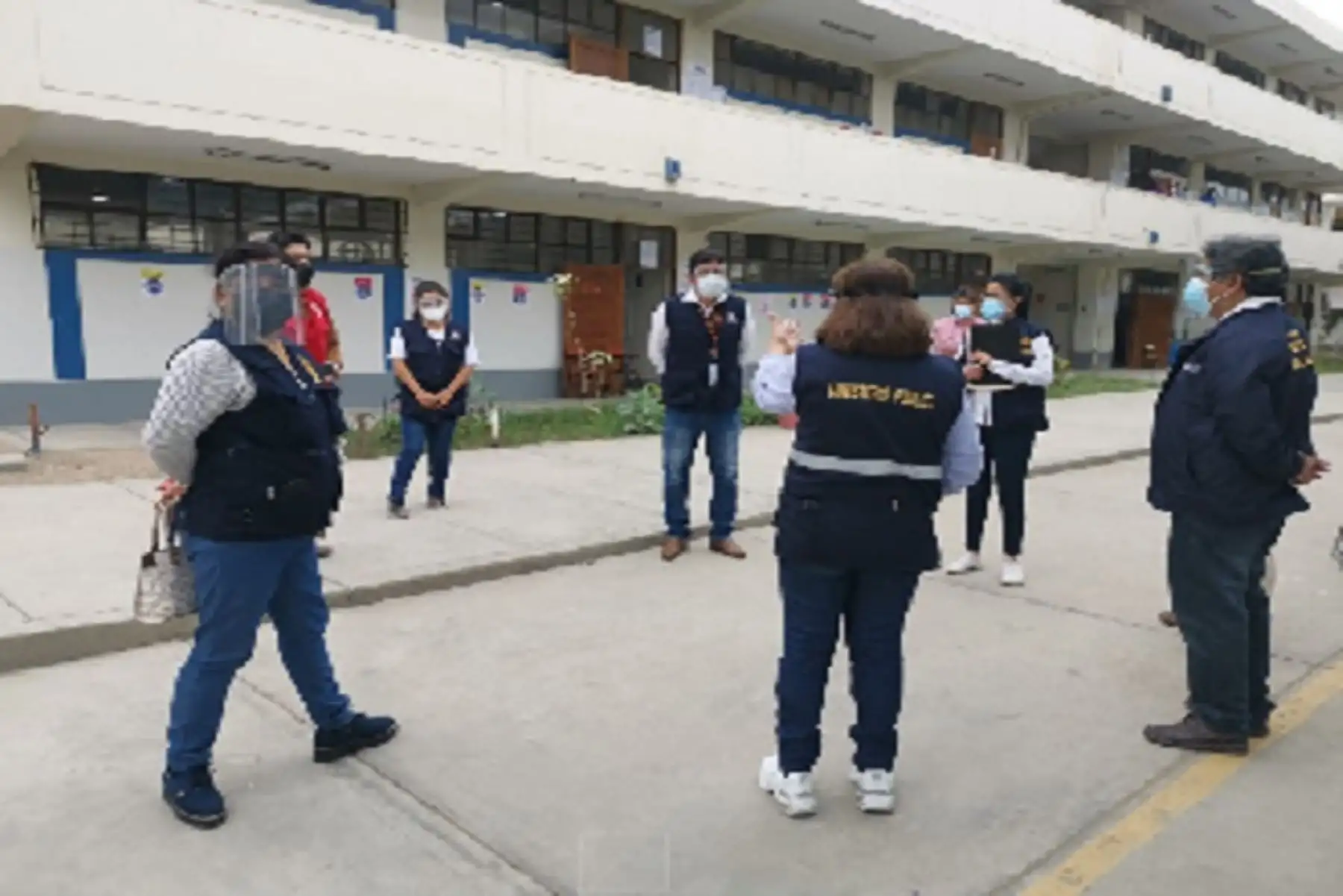 Los fiscales supervisan los locales de votación para verificar si cumplen con las medidas de seguridad y actuar en caso de que se registren actos contra la voluntad popular como violencia o amenaza contra autoridades electorales, perturbación de la tranquilidad pública, discriminación, violación de las medidas sanitarias, incumplimiento de la ley seca, entre otros.