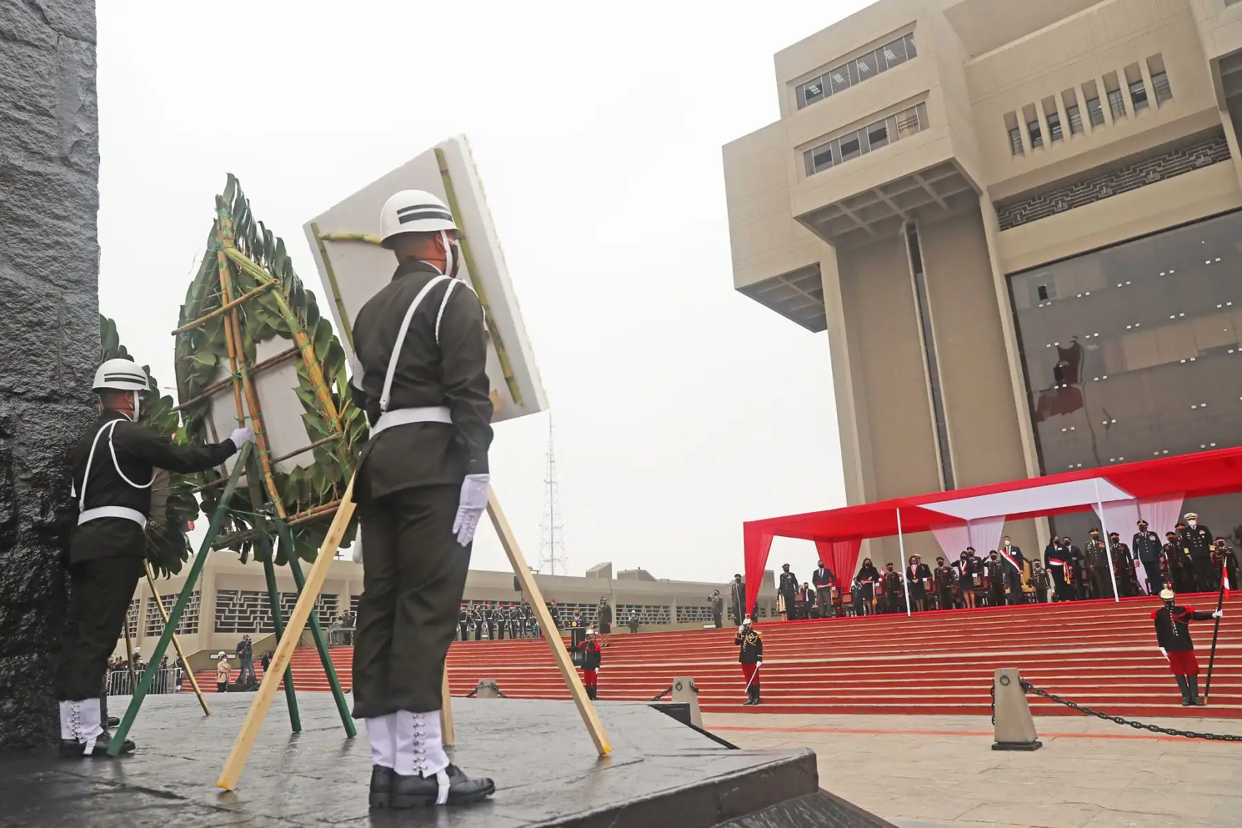 El presidente Francisco Sagasti, junto con la titular de la PCM y ministros del Mindef y Mininter, lidera la ceremonia por el 141.° aniversario de la Batalla de Arica y Renovación del Juramento de Fidelidad a la Bandera. Foto: ANDINA/Prensa Presidencia