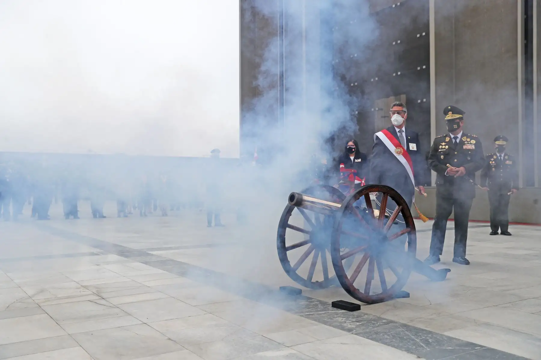 El presidente Francisco Sagasti, junto con la titular de la PCM y ministros del Mindef y Mininter, lidera la ceremonia por el 141.° aniversario de la Batalla de Arica y Renovación del Juramento de Fidelidad a la Bandera. Foto: ANDINA/Prensa Presidencia