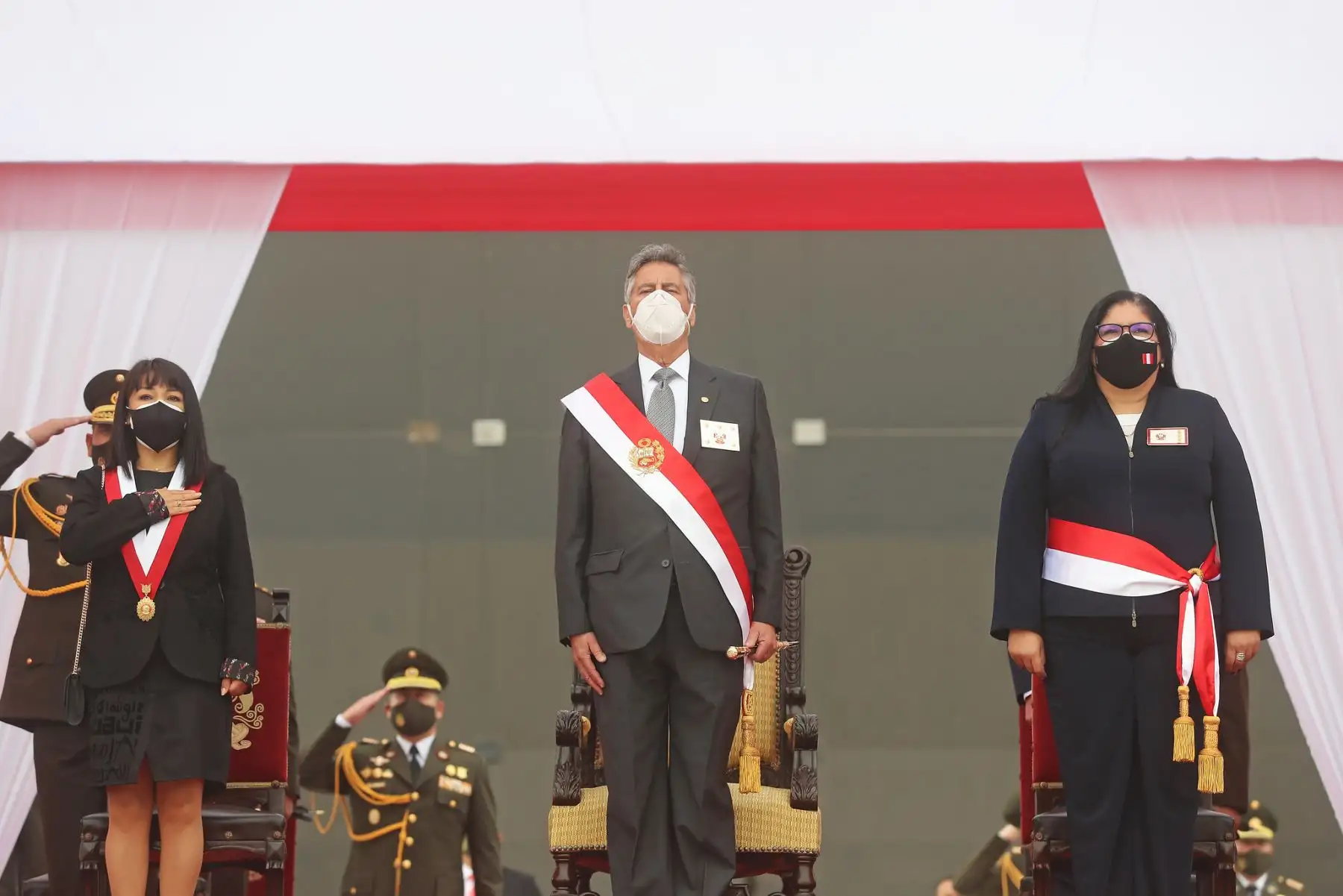 El presidente Francisco Sagasti, junto con la titular de la PCM y ministros del Mindef y Mininter, lidera la ceremonia por el 141.° aniversario de la Batalla de Arica y Renovación del Juramento de Fidelidad a la Bandera. Foto: ANDINA/Prensa Presidencia
