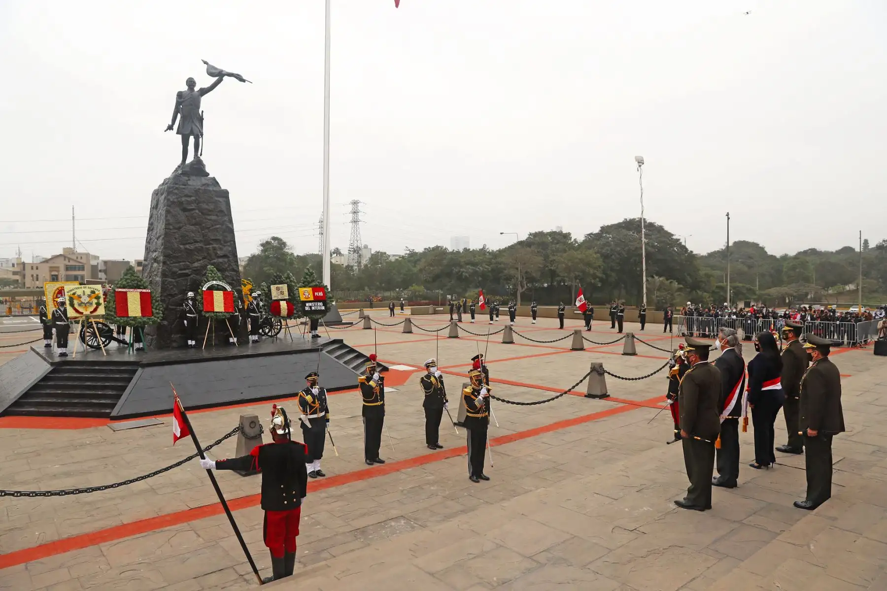 El presidente Francisco Sagasti, junto con la titular de la PCM y ministros del Mindef y Mininter, lidera la ceremonia por el 141.° aniversario de la Batalla de Arica y Renovación del Juramento de Fidelidad a la Bandera. Foto: ANDINA/Prensa Presidencia
