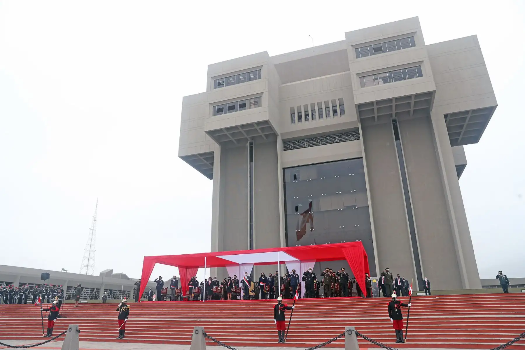 El presidente Francisco Sagasti, junto con la titular de la PCM y ministros del Mindef y Mininter, lidera la ceremonia por el 141.° aniversario de la Batalla de Arica y Renovación del Juramento de Fidelidad a la Bandera. Foto: ANDINA/Prensa Presidencia