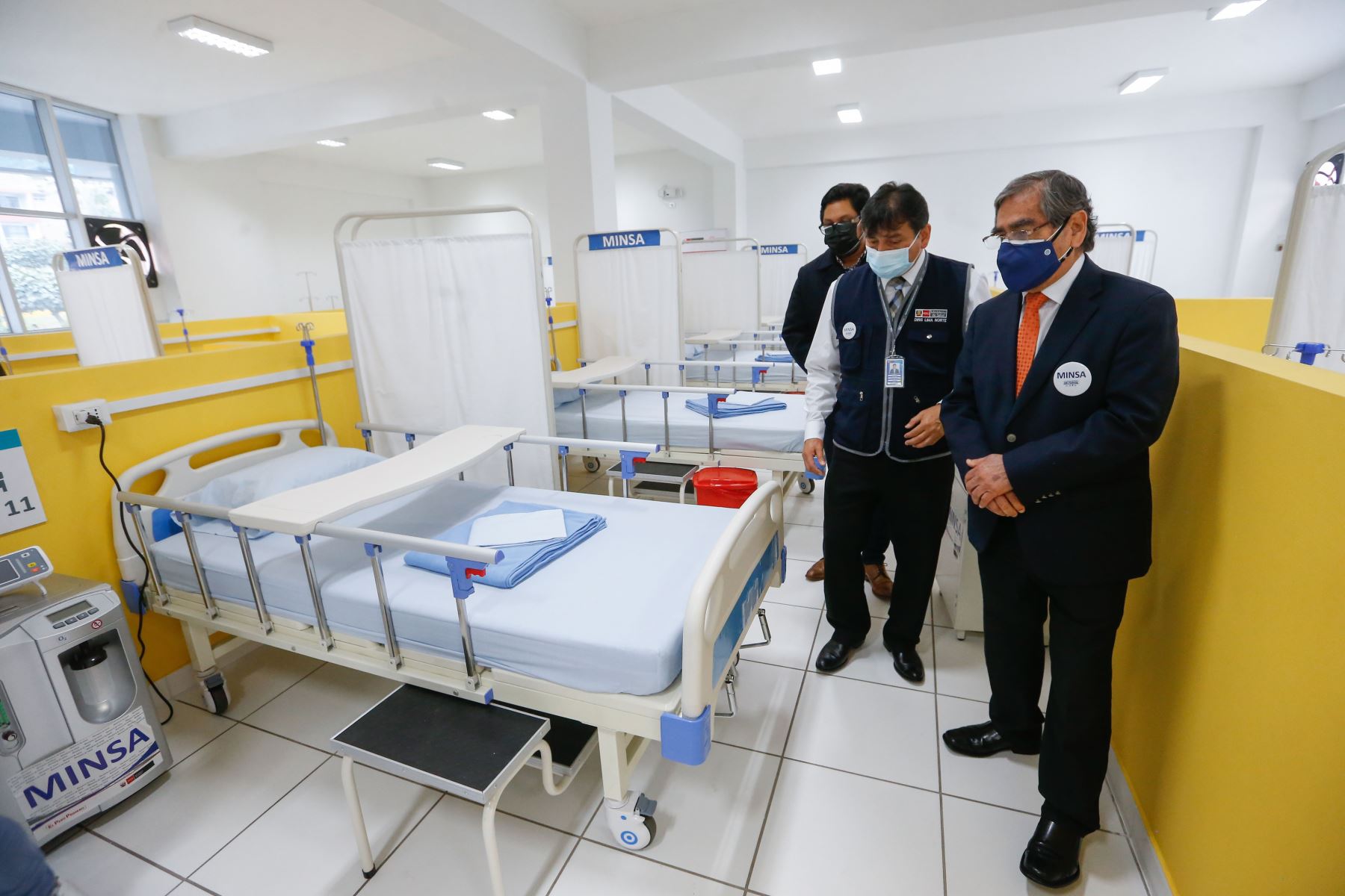 El ministro de Salud, Oscar Ugarte, inauguró el Centro de Atenión Temporal (CAT)  de Puente Piedra que cuenta con 47 camas que tienen punto de oxígeno. Las 48 camas restantes se reservan para el aislamiento y atención de pacientes leves. ANDINA/ Minsa