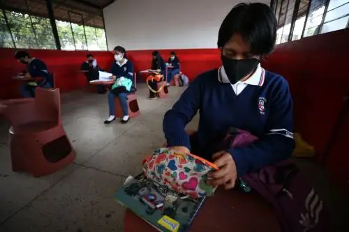 Estudiantes de la Unidad Educativa Agropecuaria Eduardo Salazar Gómez regresan a clases presenciales, tras 15 meses de clases virtuales, hoy, en la zona rural de Pifo, a las afueras de Quito (Ecuador). EFE/José Jácome