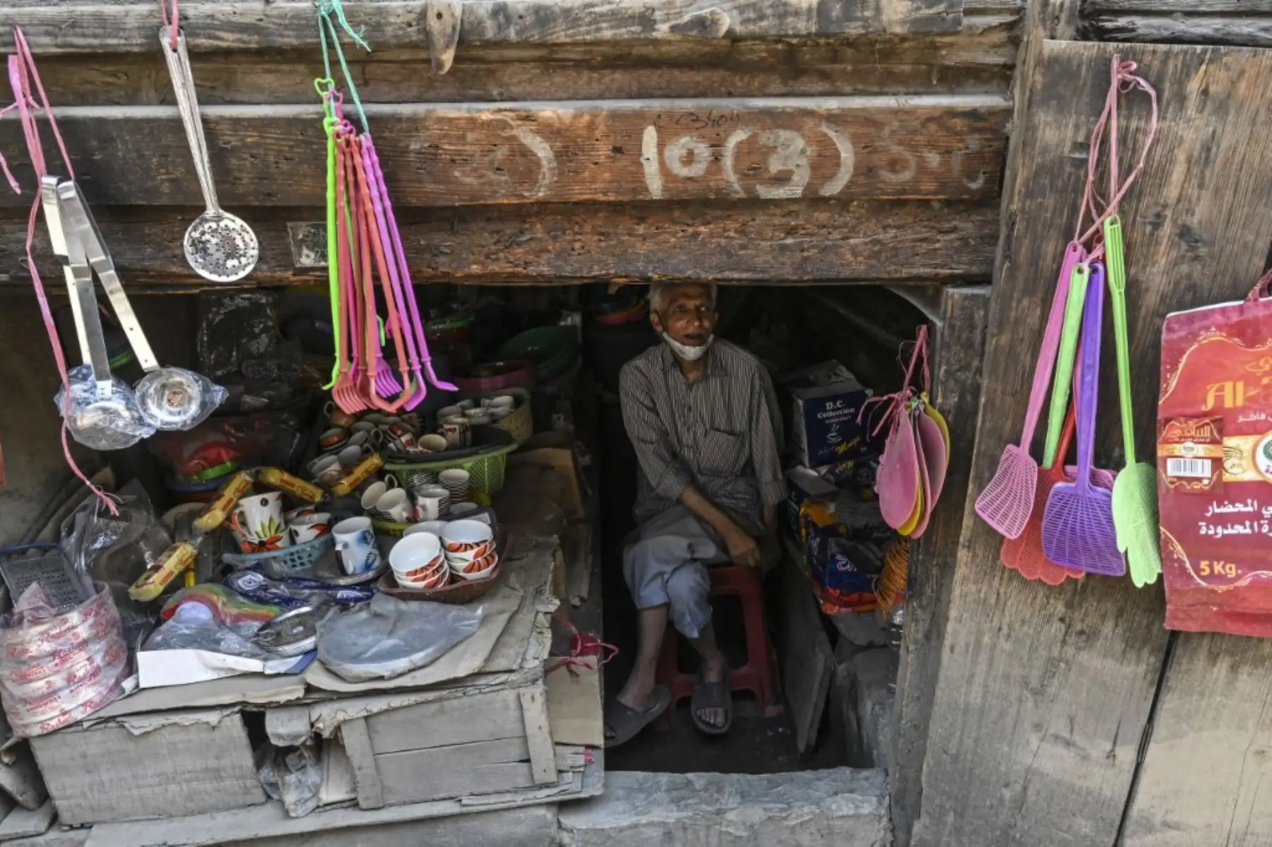 Un comerciante espera a los clientes en un mercado luego de una relajación parcial de las restricciones de bloqueo impuestas para frenar la propagación del coronavirus Covid-19, en Srinagar el 7 de junio de 2021. Foto: AFP