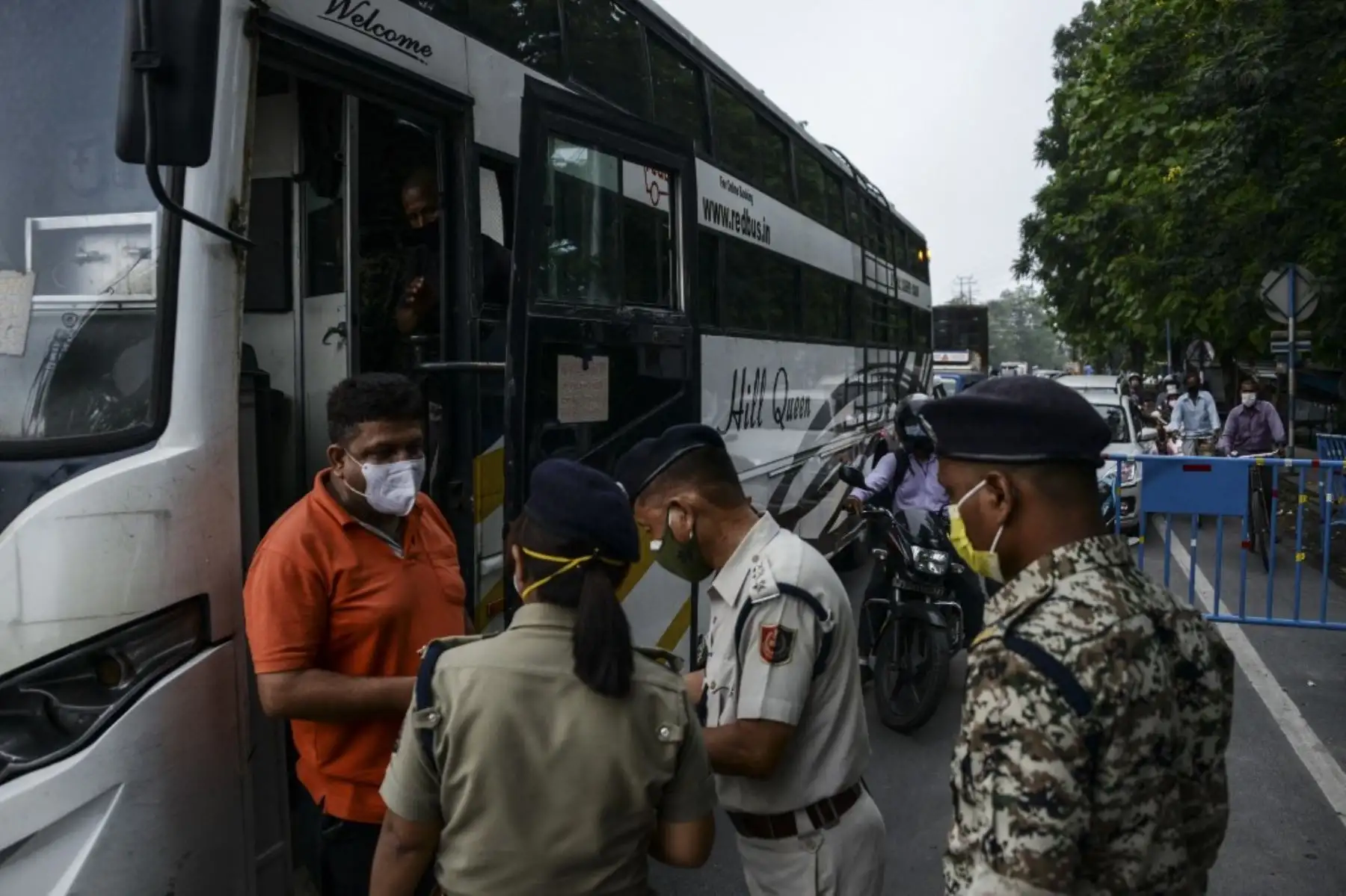 El personal policial detiene a los viajeros en un puesto de control después de que se anunciaran un cierre parcial y restricciones de viaje para frenar la propagación del coronavirus Covid-19, en Siliguri el 7 de junio de 2021. Foto: AFP