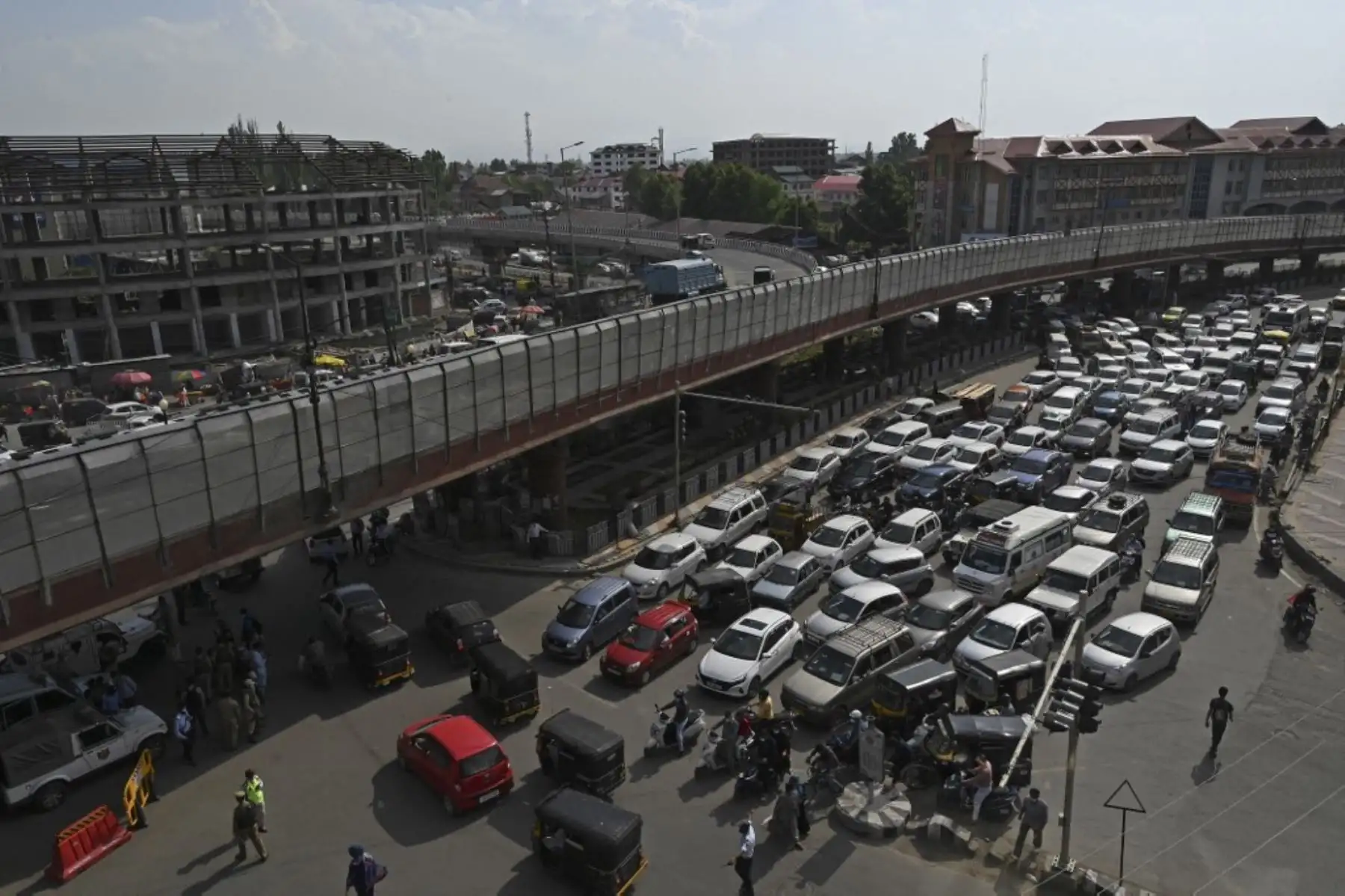 Los viajeros y sus vehículos se encuentran en un atasco de tráfico luego de una relajación parcial de las restricciones de bloqueo impuestas para frenar la propagación del coronavirus Covid-19, en Srinagar el 7 de junio de 2021. Foto: AFP