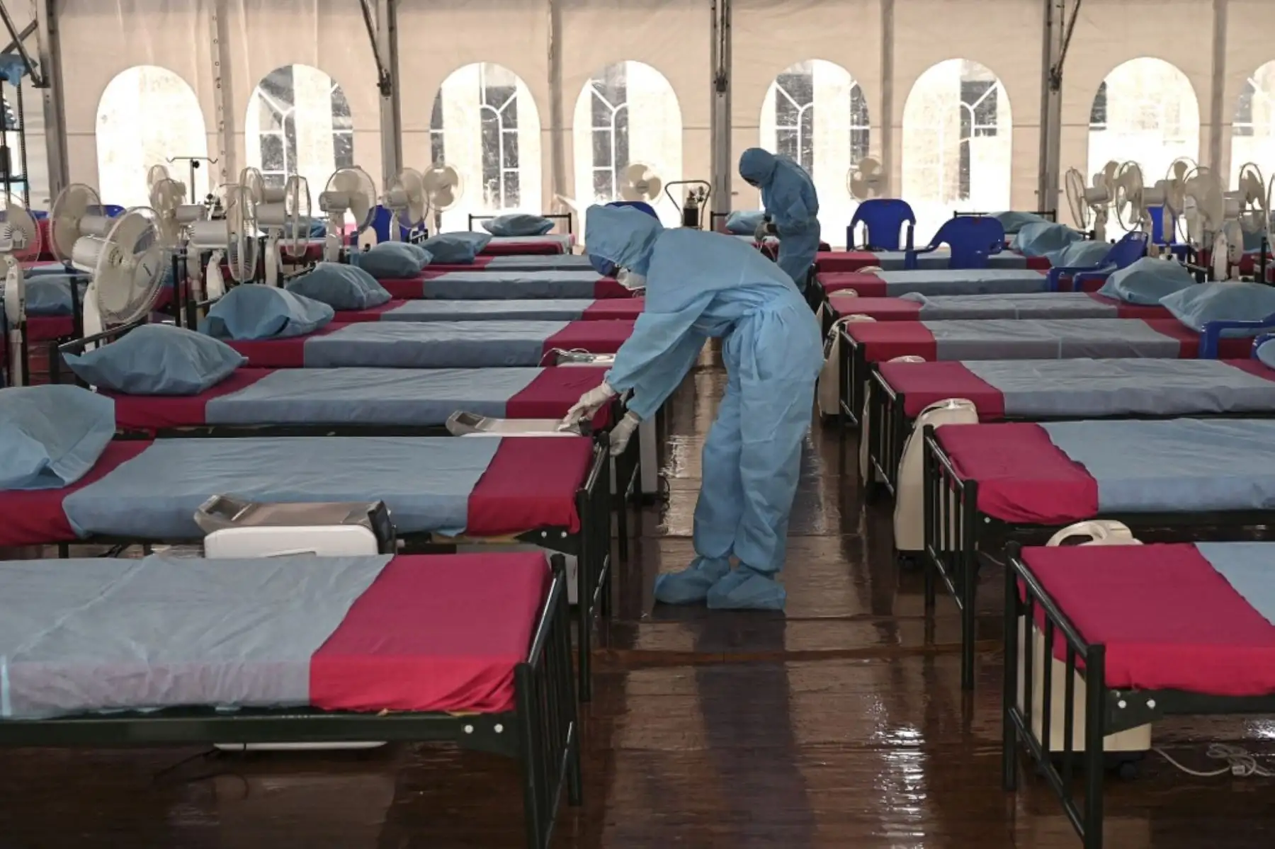 Los trabajadores de la salud organizan un centro de coronavirus covid-19 recién inaugurado en Chennai el 8 de junio de 2021. Foto: AFP