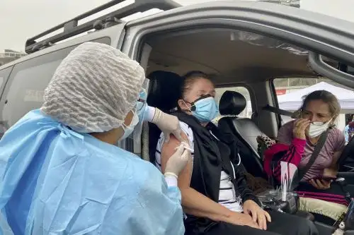 Inmunización contra la covid-19 en un centro del tipo vacunacar. ANDINA/Difusión