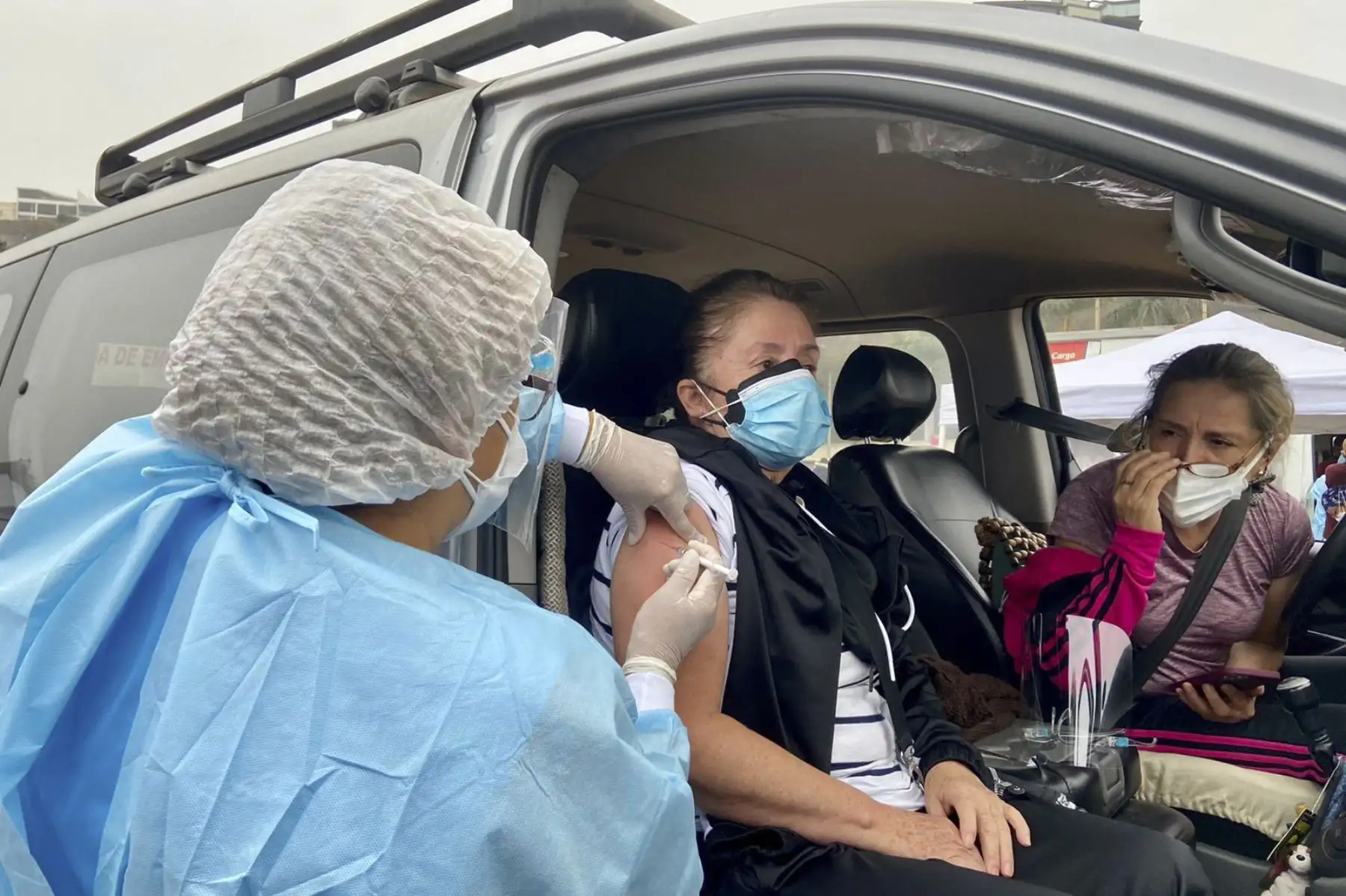 Inmunización contra la covid-19 en un centro del tipo vacunacar. ANDINA/Difusión