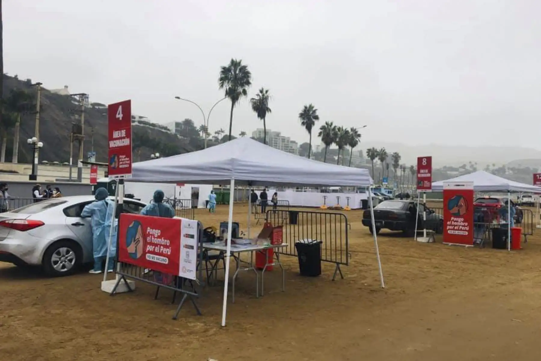 Más de 2 mil personas mayores de 60 años, residentes en Lima Sur, accederán a diario desde hoy al nuevo Centro de Vacunación Vehicular instalado en las playas 1 y 2 de Agua Dulce en Chorrillos, informó el Dr. Norberto Yamunaqué, Director Ejecutivo de la Dirección de Redes Integradas de Salud (Diris) Lima Sur. Foto: Diris Lima Sur