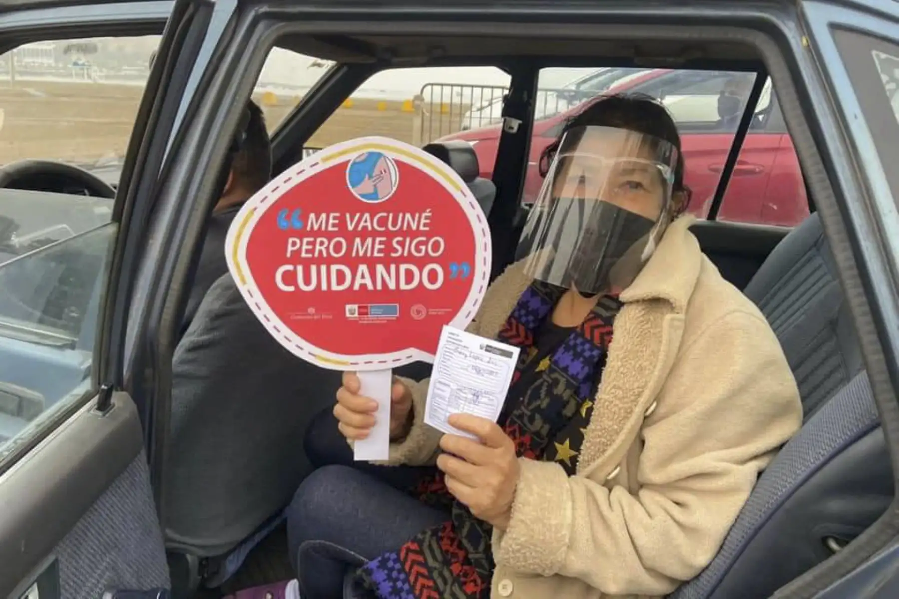Más de 2 mil personas mayores de 60 años, residentes en Lima Sur, accederán a diario desde hoy al nuevo Centro de Vacunación Vehicular instalado en las playas 1 y 2 de Agua Dulce en Chorrillos, informó el Dr. Norberto Yamunaqué, Director Ejecutivo de la Dirección de Redes Integradas de Salud (Diris) Lima Sur. Foto: Diris Lima Sur